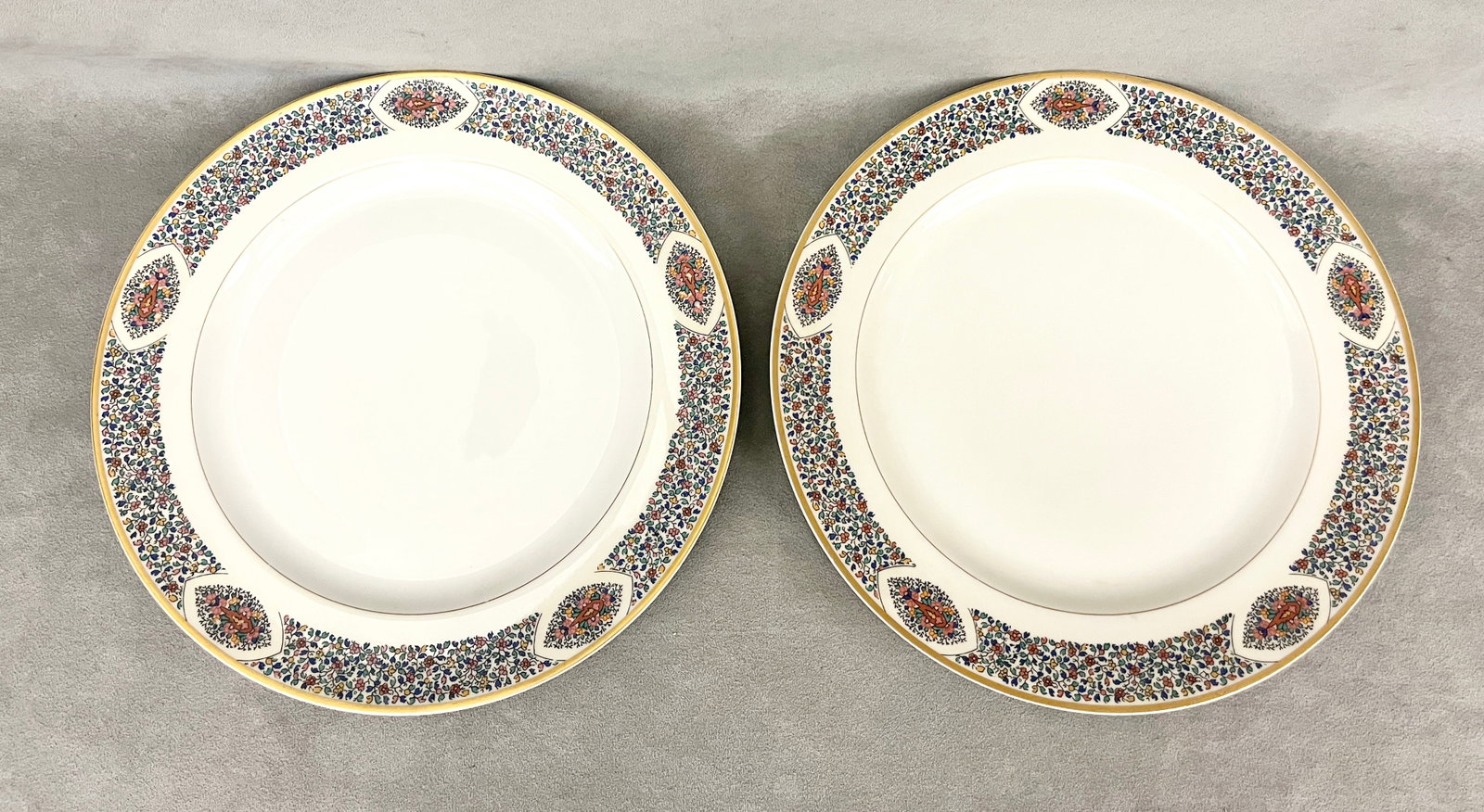 SET TWELVE LIMOGES LUNCHEON PLATES - D: 9 5/8 in.. (1 of 5)
