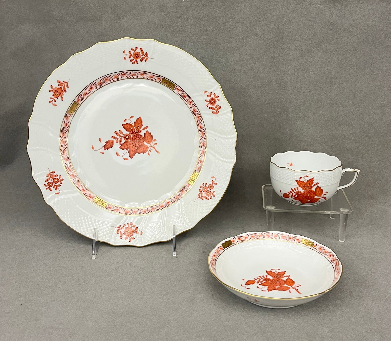 SET 12 HEREND "ORANGE CHINESE FLOWERS" PATTERN PORCELAIN DINNER PLATES WITH FIVE CUPS AND FIVE (1 of 18)