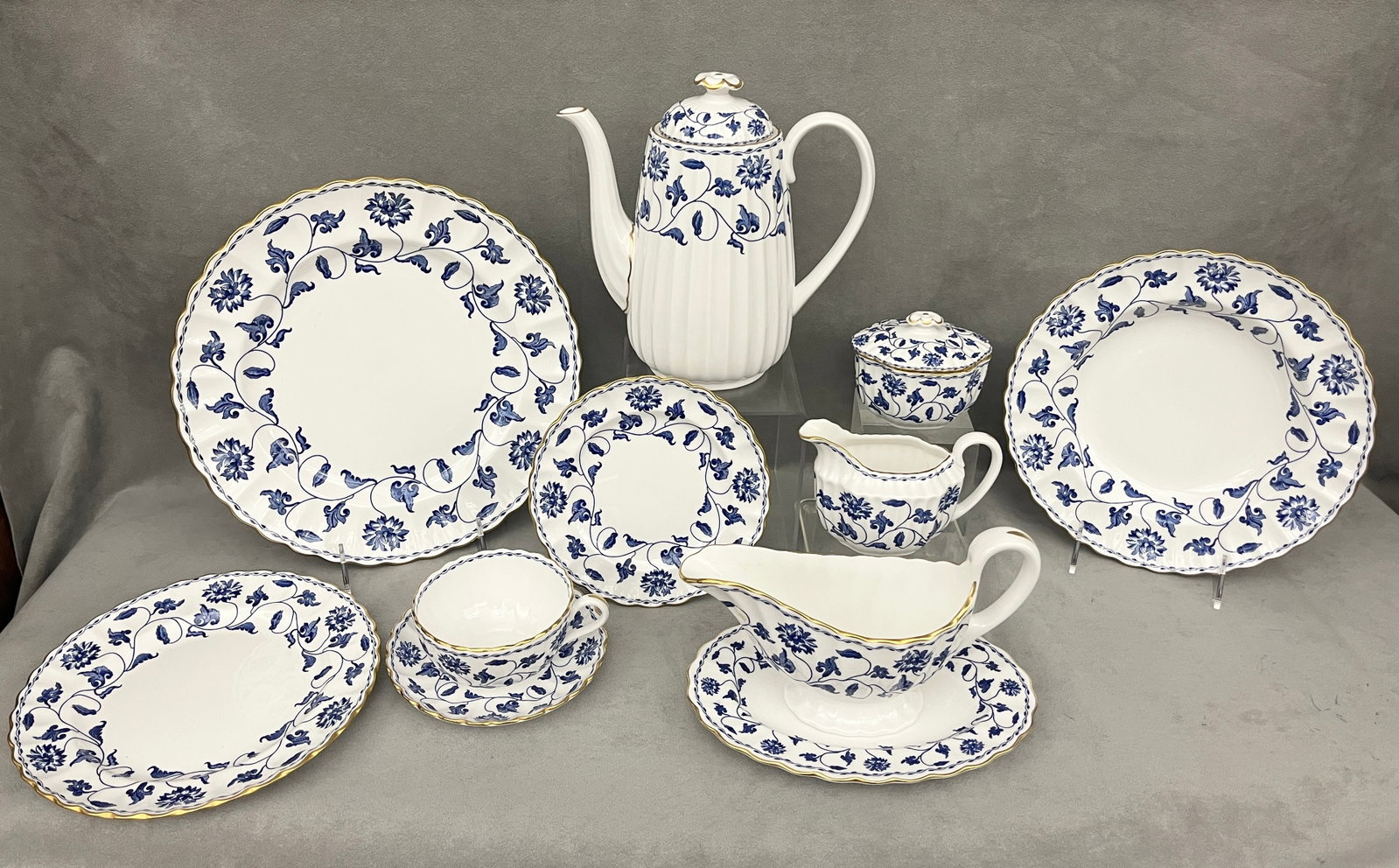 47-PIECE SERVICE FOR EIGHT SPODE "BLUE COLONIAL" PATTERN PORCELAIN TABLEWARE - .: 47-PIECE SERVICE FOR EIGHT SPODE "BLUE COLONIAL" PATTERN PORCELAIN TABLEWARE Including 8 dinner plates, 8 salad/dessert plates, 8 bread-and-butter plates, 8 cups with 8 saucers, coffee pot, creamer, l