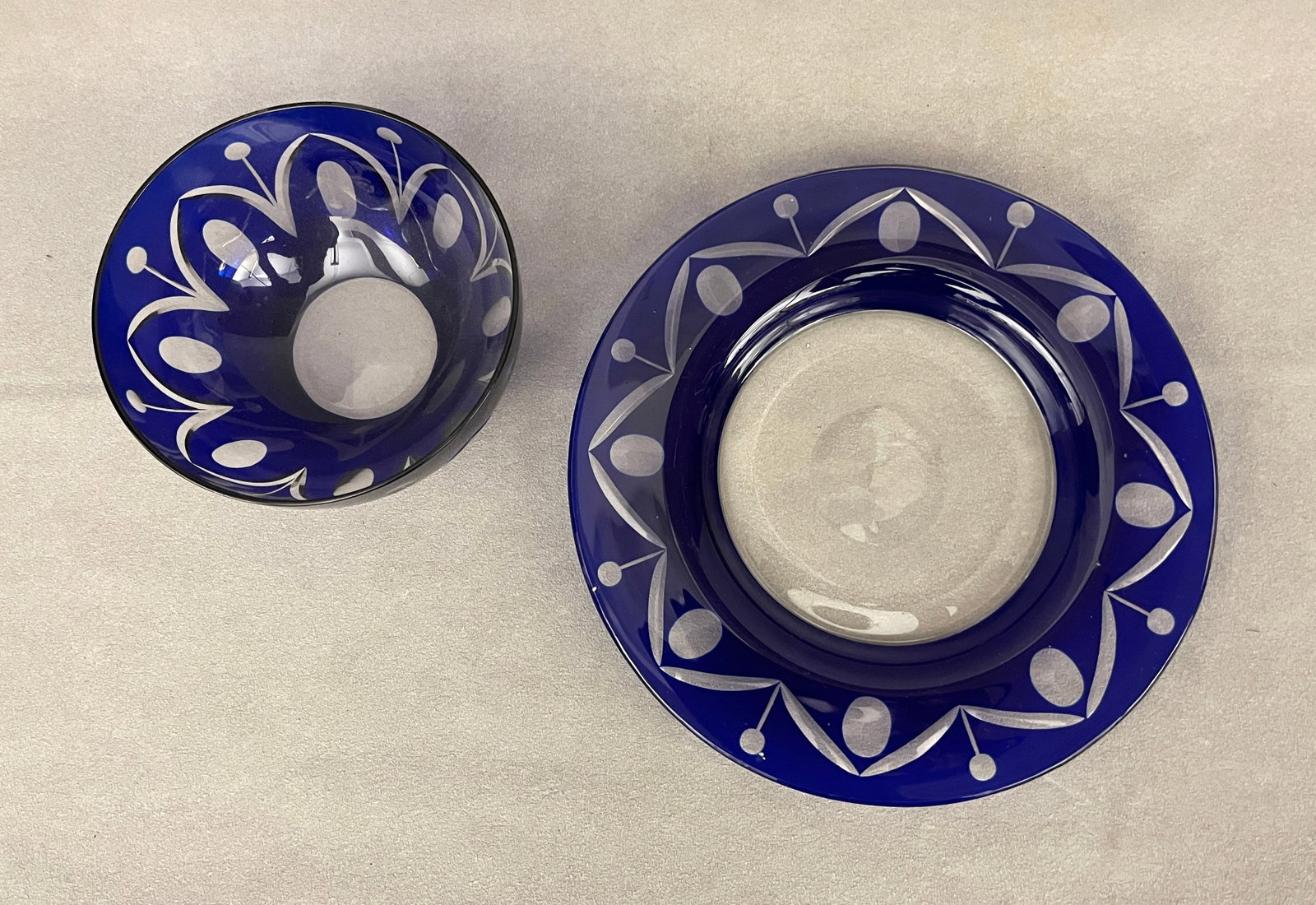 SET ELEVEN CUT COBALT-TO-COLORLESS FRENCH CRYSTAL DESSERT BOWL WITH ELEVEN UNDERPLATES - Plates, D: (1 of 2)
