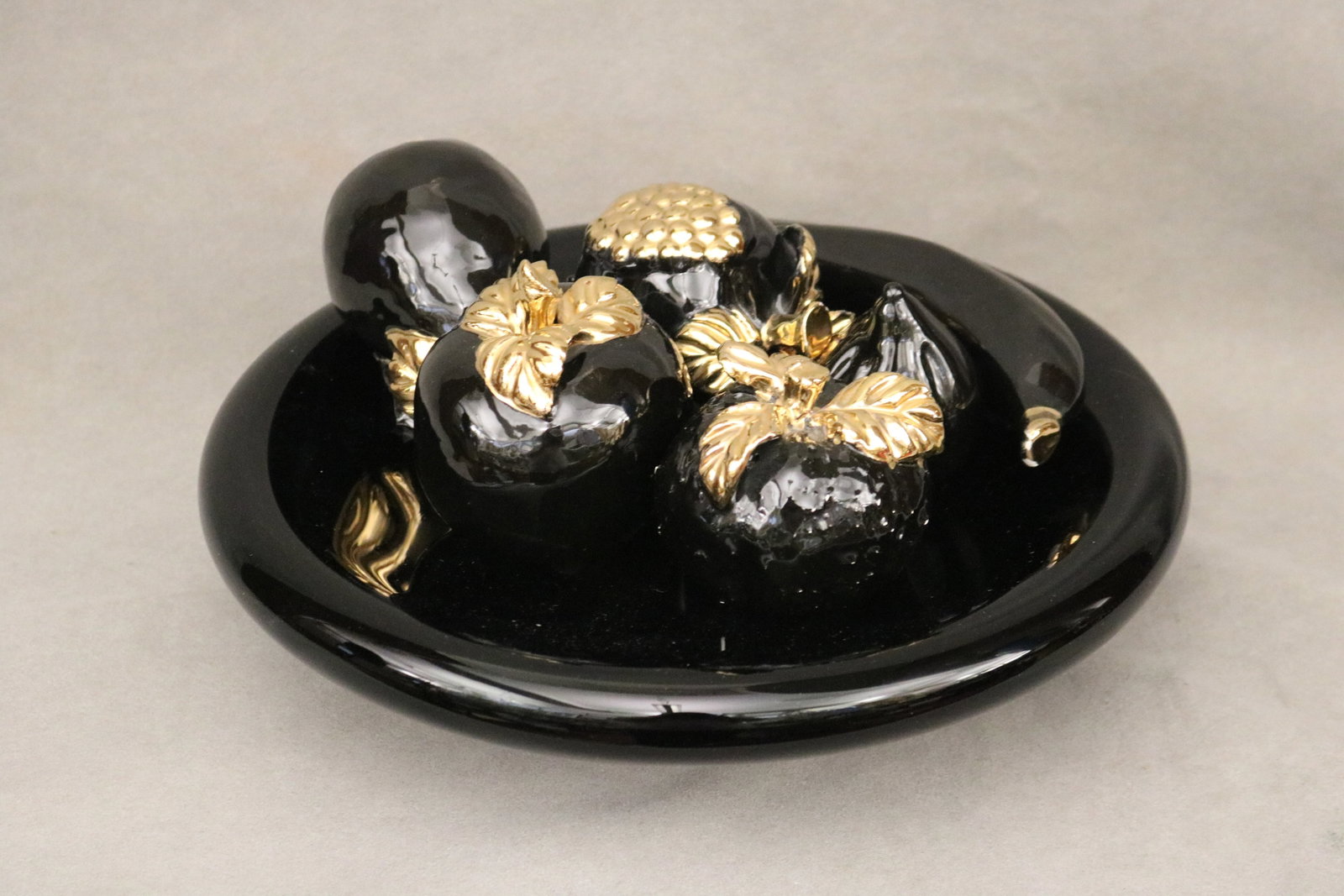 ITALIAN BLACK ART GLASS BOWL WITH SIX BLACK AND GILT GLASS FRUITS Signed by Chris Studio - Bowl, D: (1 of 4)