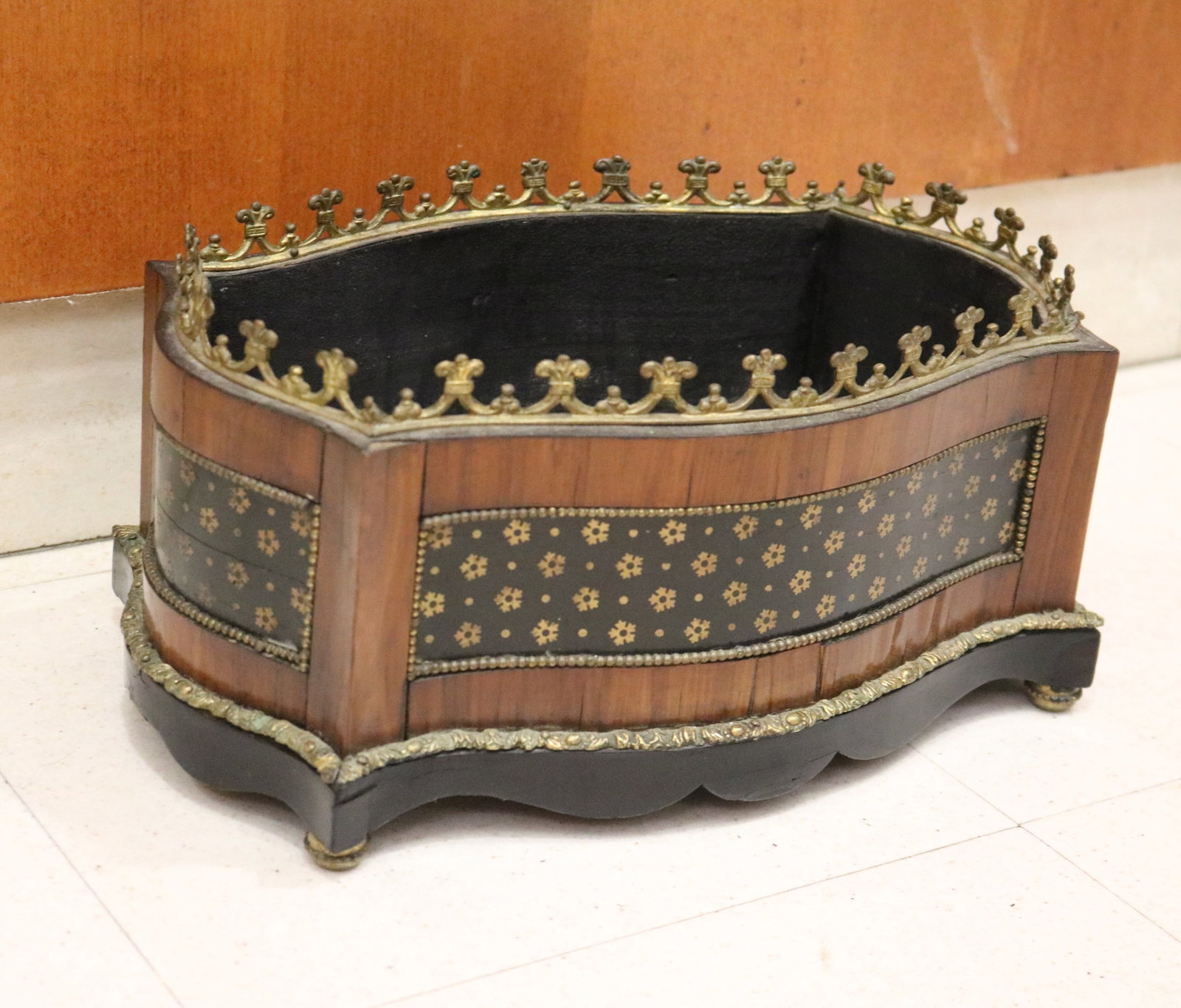 NAPOLEON III BOULE-INLAID SERPENTINE OBLONG, TABLE-TOP PLANTER - H: 6 7/8 in. 13 1/2 in x 9 1/2 in.. (1 of 4)