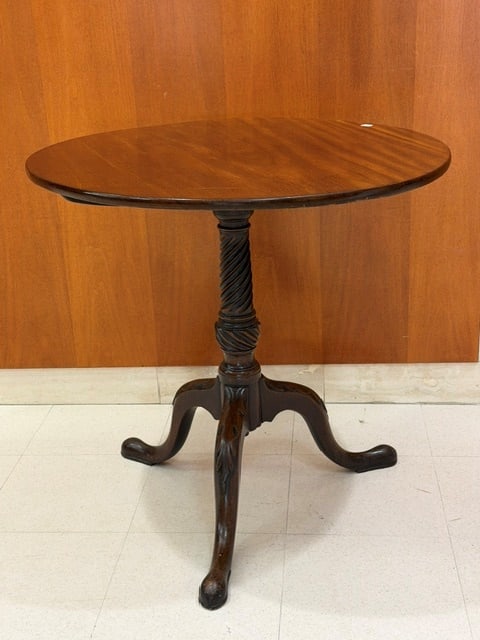 GEORGIAN MAHOGANY TILT-TOP TABLE. - H: 27 3/4 in. Top, D: 29 in..: GEORGIAN MAHOGANY TILT-TOP TABLE. Circular top tilts over spiral-carved column raised on three cabriole legs with leaf-carved knees H: 27 3/4 in. Top, D: 29 in.