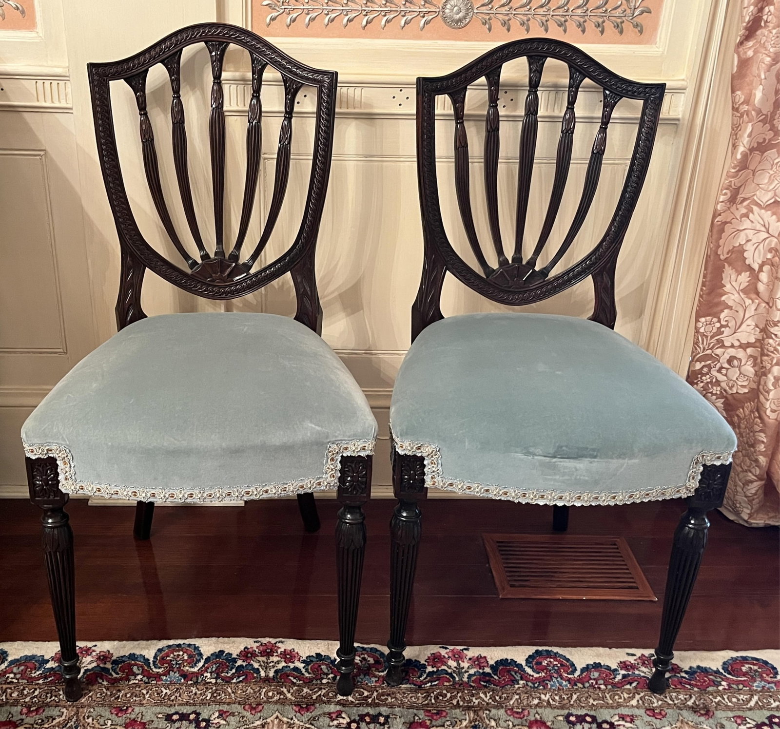 SET TEN FEDERALSTYLE MAHOGANY SHIELD-BACK DINING SIDE CHAIRS - H: 38 in.; W: 19 in.; D: 17 in.. (1 of 5)