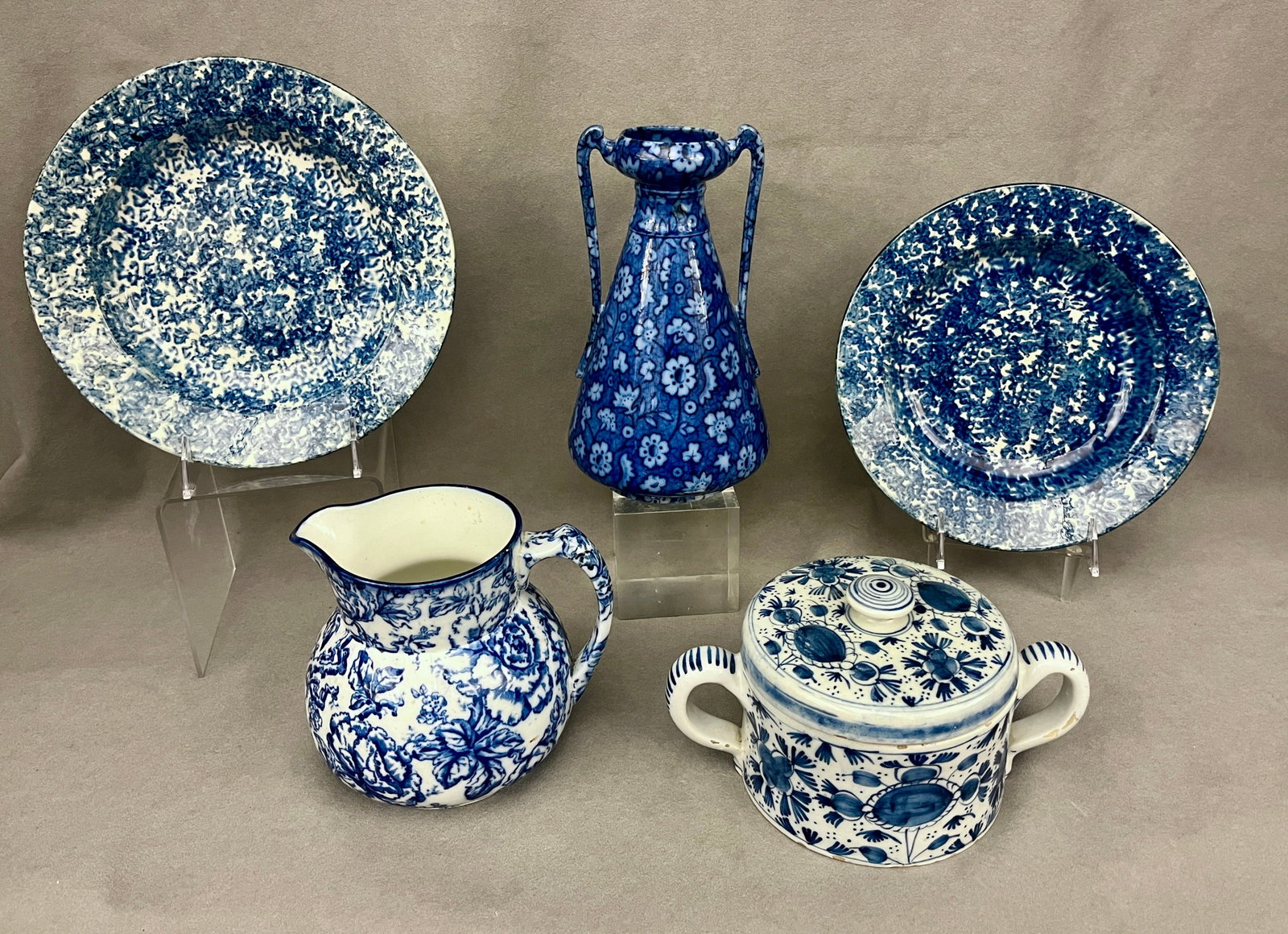 FIVE ASSORTED PIECES BLUE AND WHITE TABLEWARE 19th century - Vase, H: 9 1/4 in.. (1 of 20)