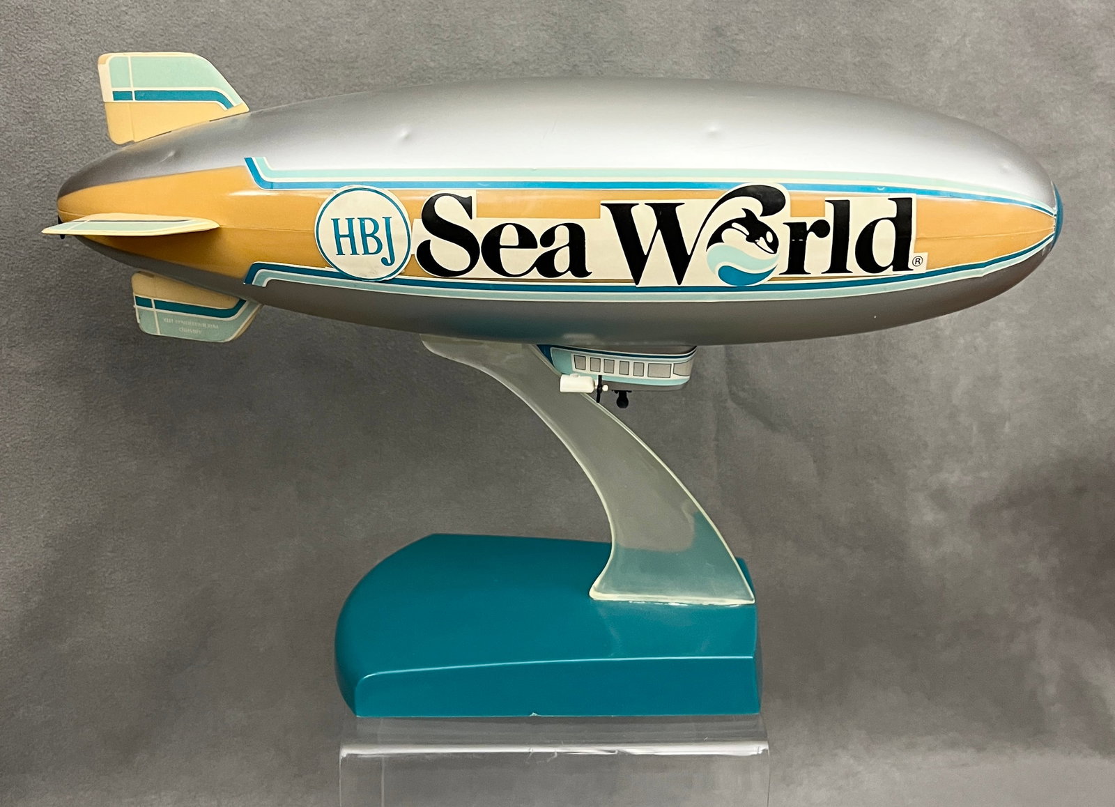 PROMOTIONAL DESK MODEL OF SEA WORLD/ HBJ (HARCOURT BRACE JOVANOVICH) ADVERTISING AIRSHIP 1990s - .: PROMOTIONAL DESK MODEL OF SEA WORLD/ HBJ (HARCOURT BRACE JOVANOVICH) ADVERTISING AIRSHIP 1990s Plastic/resin body. Mounted on desktop stand.