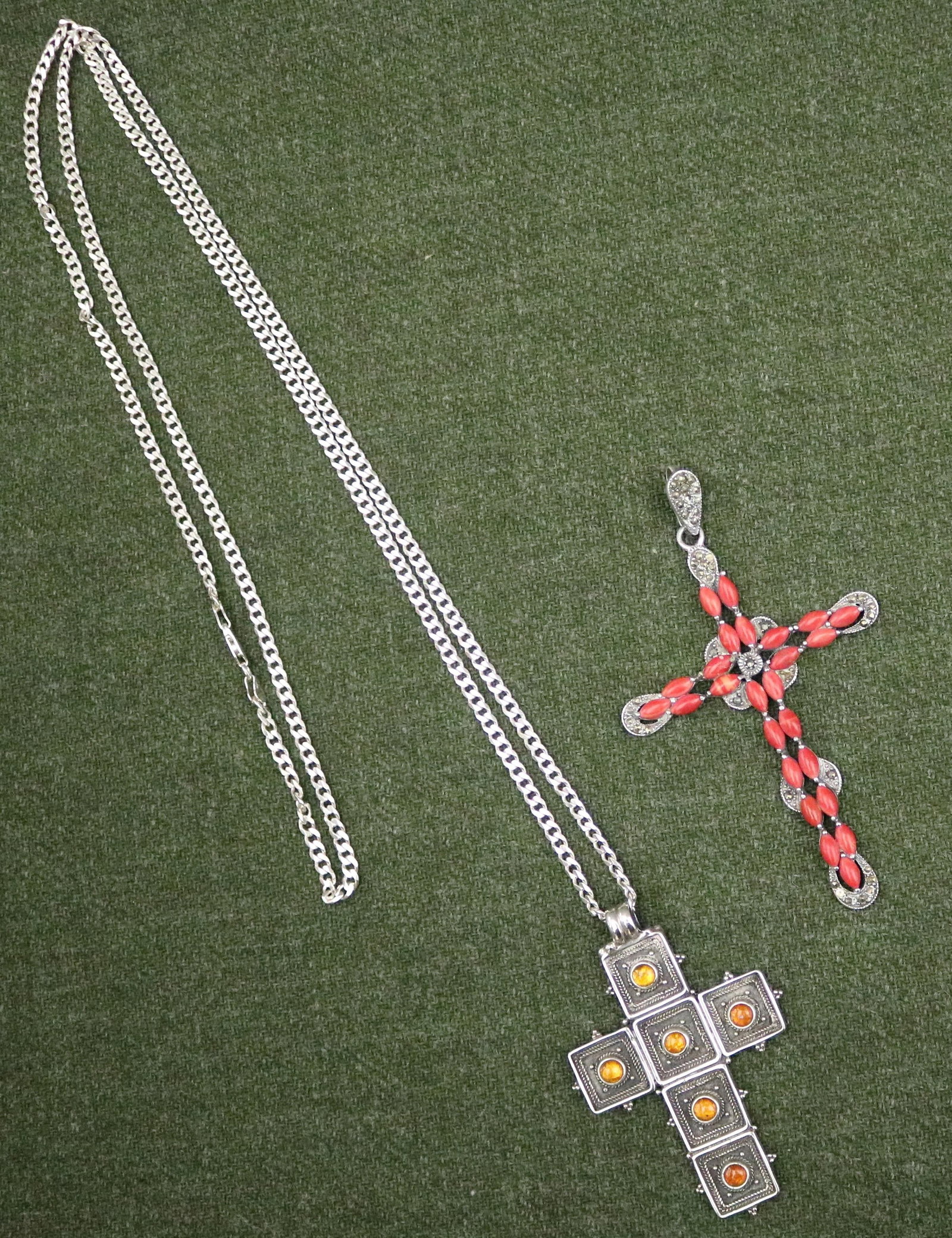 TWO STERLING SILVER AND GEMSTONE CHRISTIAN CROSS PENDANTS, ONE SUSPENDED ON STERLING SILVER CHAIN -: TWO STERLING SILVER AND GEMSTONE CHRISTIAN CROSS PENDANTS, ONE SUSPENDED ON STERLING SILVER CHAIN One cross with rope decoration and six bezel-set round amber cabochons, L: 2 7/8", on 38" curb link ch