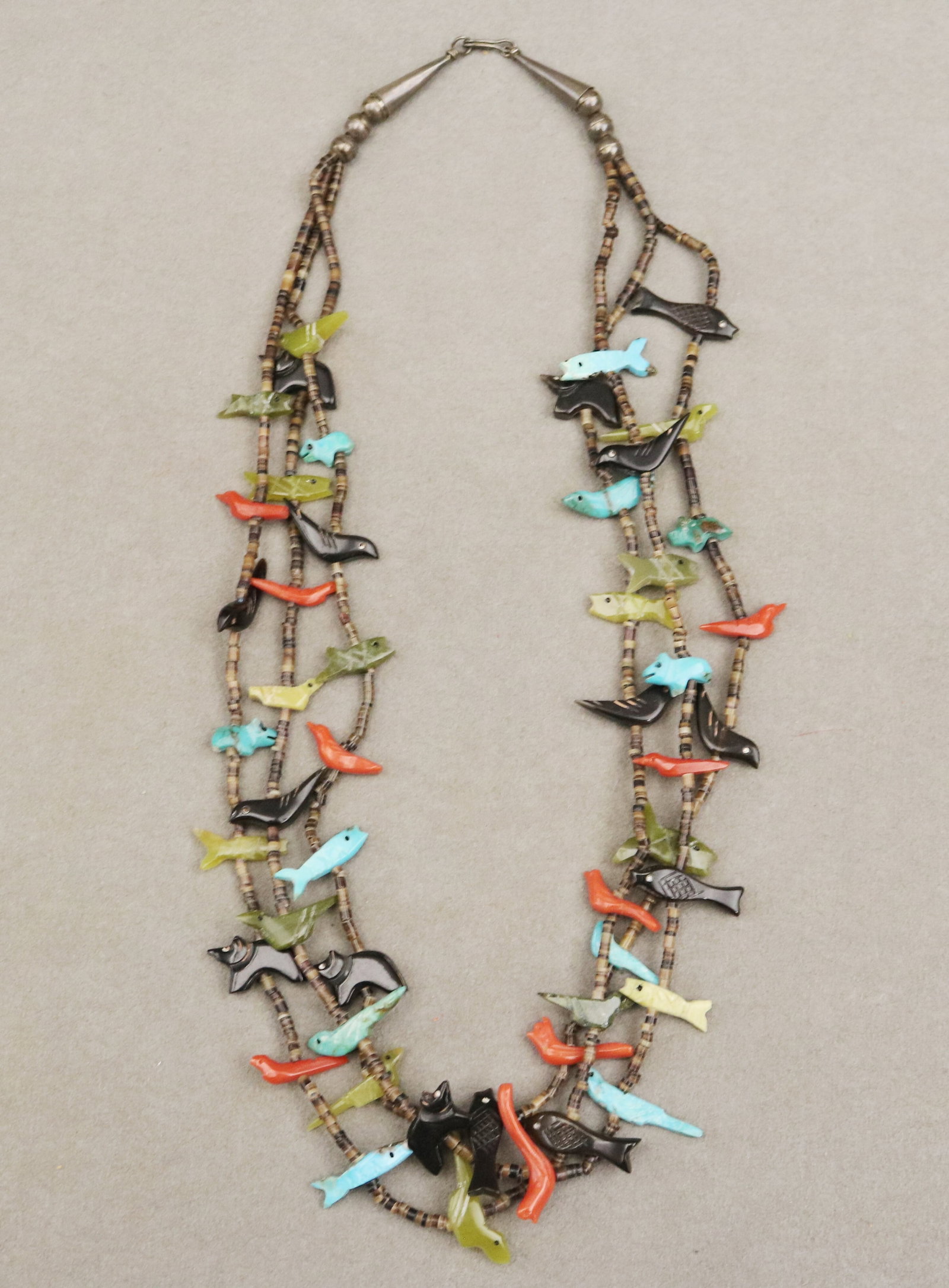AMERICAN INDIAN THREE-STRANDN HEISHI BEAD AND CARVED BIRD AND FISH FETISH NECKLACE - L: 22 in.. (1 of 4)