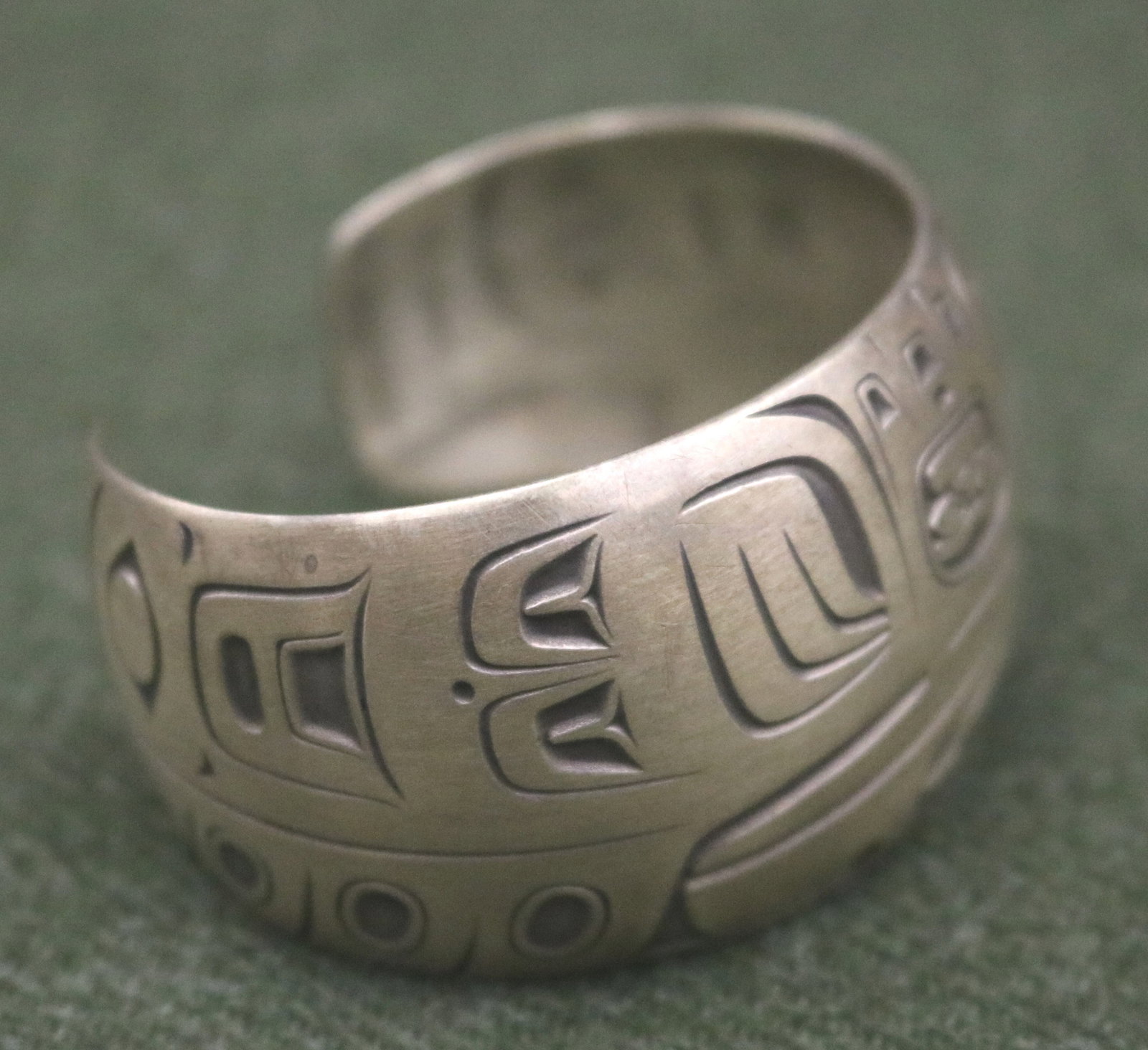 NATIVE PACIFIC NORTHWEST STERLING SILVER CUFF BRACELET Made by Barry Herem, signed. - At widest (1 of 13)