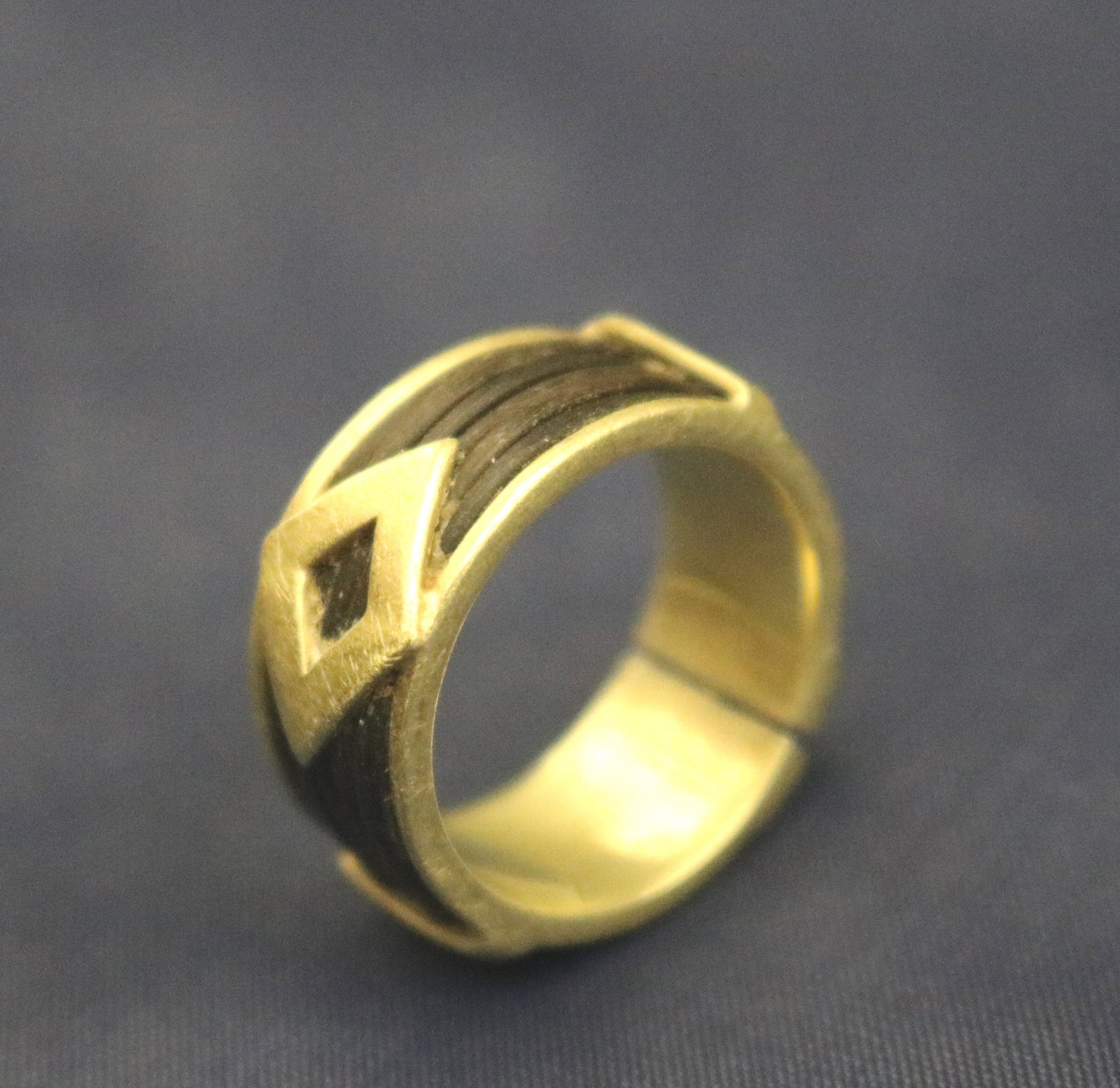 14K (585) YELLOW GOLD AND ELEPHANT HAIR BAND - Ring size: 7. Gross wt: 4 dwt..: 14K (585) YELLOW GOLD AND ELEPHANT HAIR BAND Six channel-set strands of elephant hair center lozenge motif and two crossbars. Ring size: 7. Gross wt: 4 dwt.