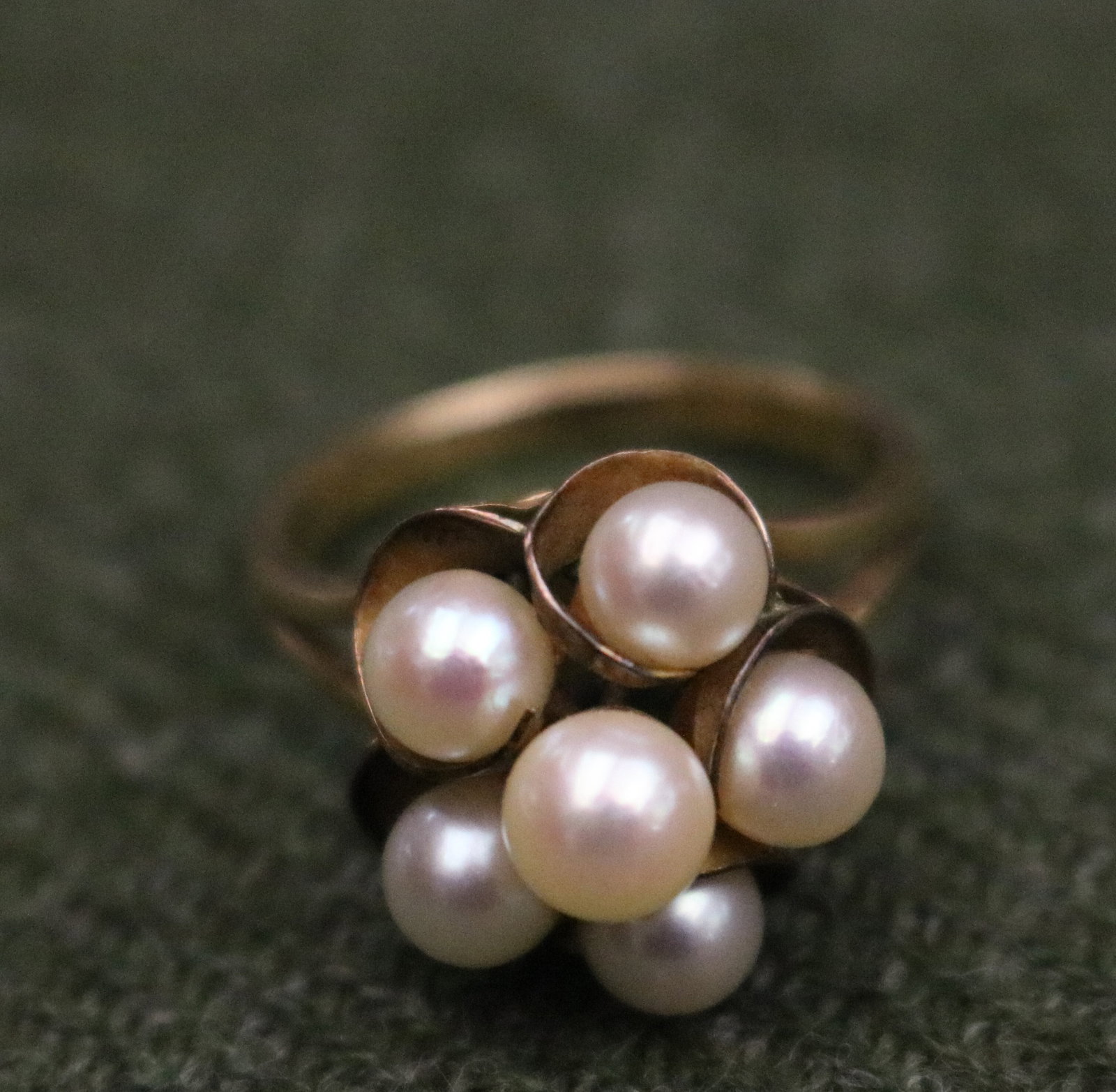YELLOW GOLD AND CULTURED PEARL CLUSTER RING - Ring size: 7 1/2. Gross wt: 5 dwt.. (1 of 11)