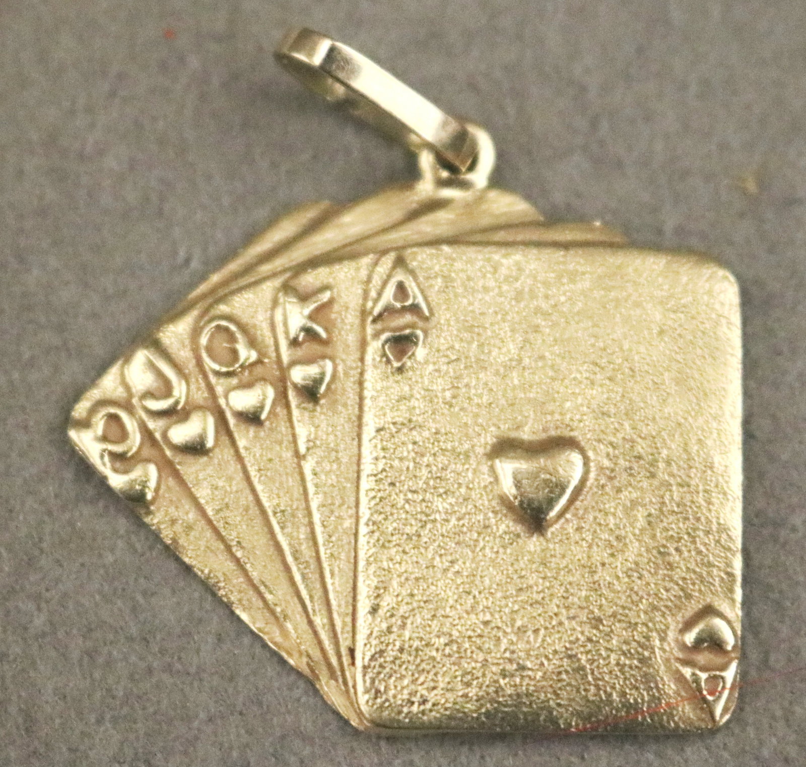 14K TEXTURED YELLOW GOLD PENDANT FASHIONED AS BRIDGE/POKER HAND OF CARDS, A ROYAL FLUSH - H: 15/16: 14K TEXTURED YELLOW GOLD PENDANT FASHIONED AS BRIDGE/POKER HAND OF CARDS, A ROYAL FLUSH H: 15/16 in., including bail. Wt. 4 dwt.