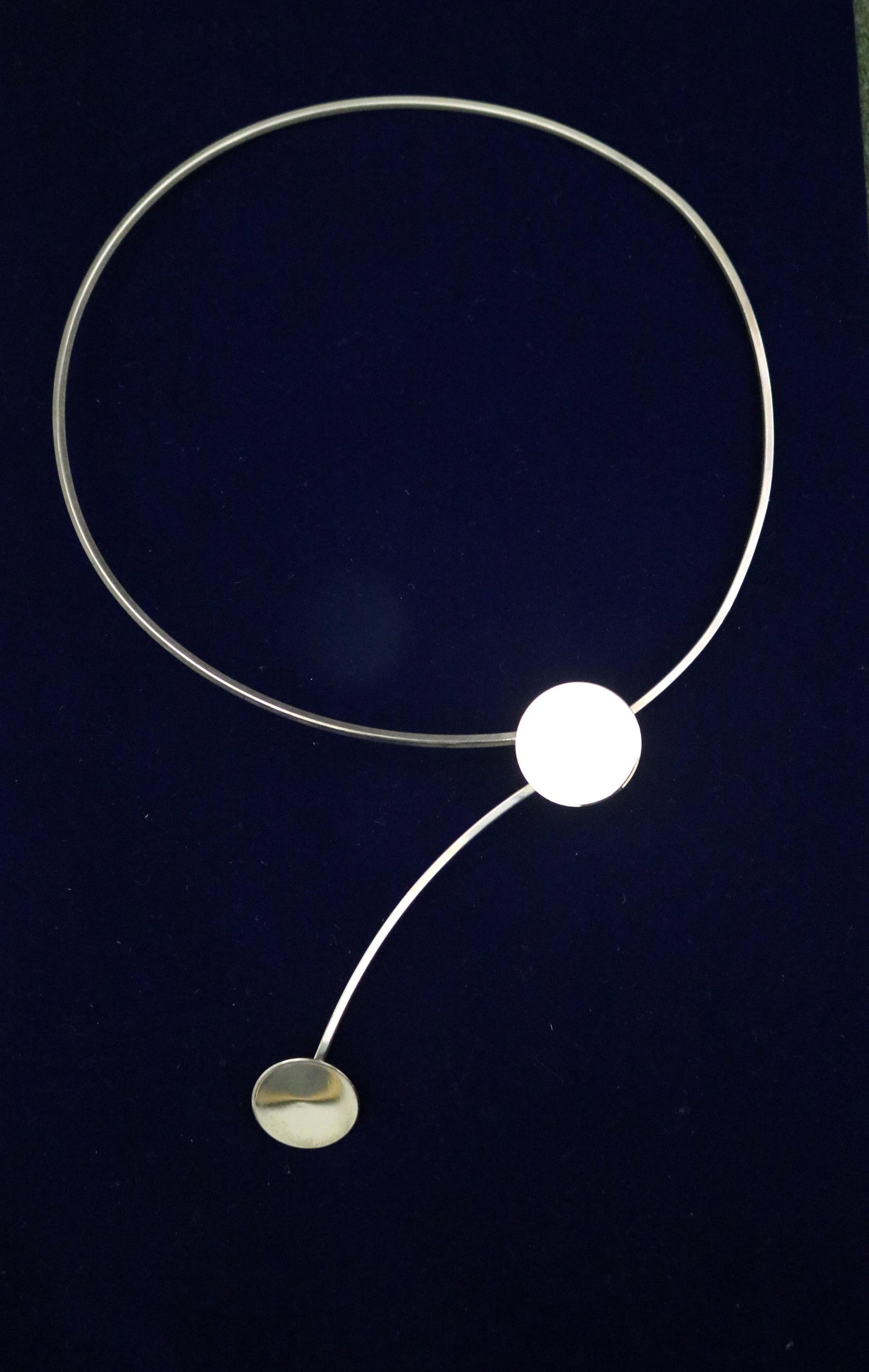 SIGNED BETTY COOKE (BALTIMORE, MD) ARTISAN-CRAFTED STERLING SILVER AND 14K YELLOW GOLD MODERN DESIGN: SIGNED BETTY COOKE (BALTIMORE, MD) ARTISAN-CRAFTED STERLING SILVER AND 14K YELLOW GOLD MODERN DESIGN WIRE CHOKER Square-sided neck wire with bright-polished gold disc continues to wire terminating in 