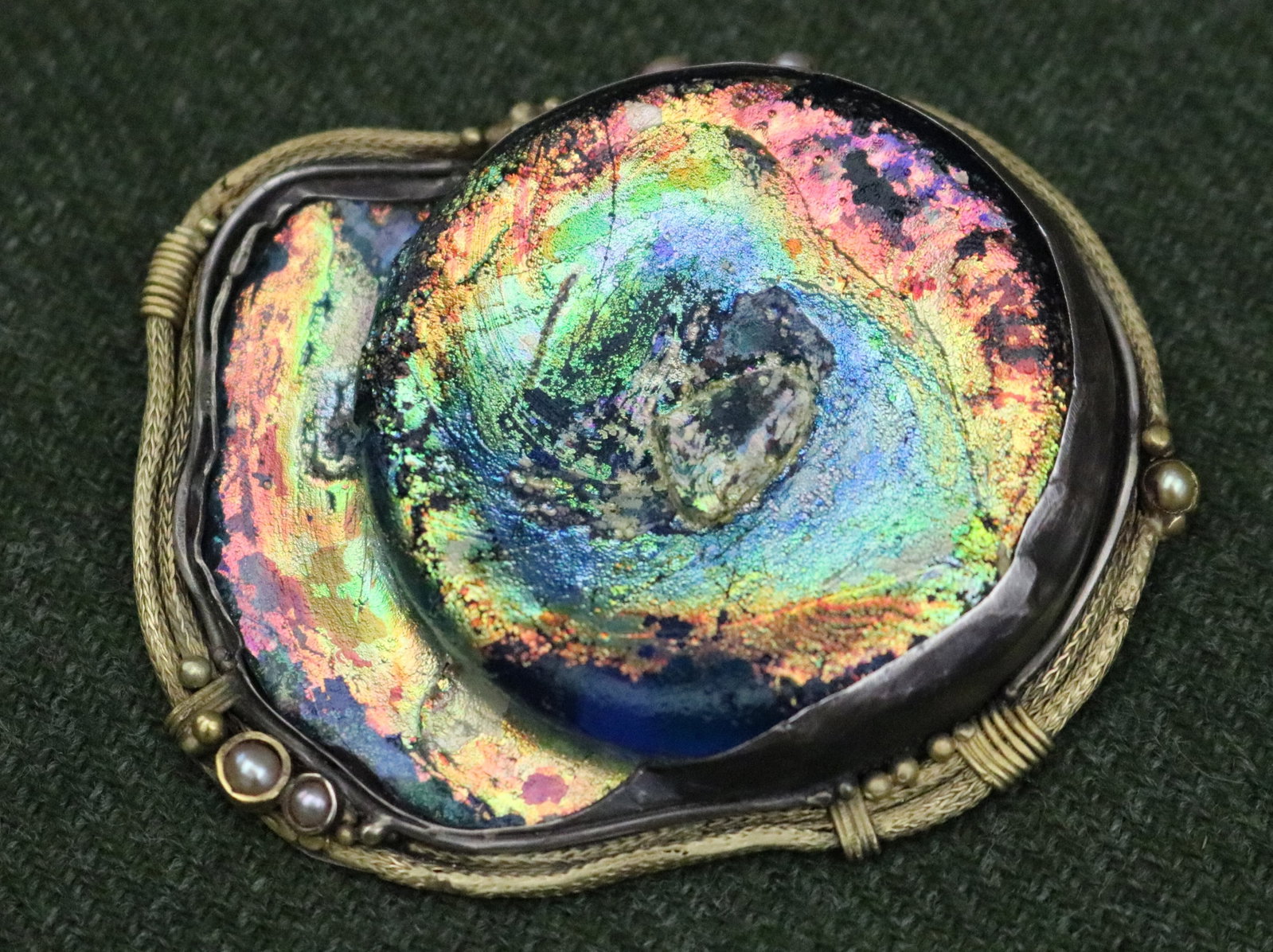 SIGNED JUDITH KAUFMAN (WEST HARTFORD, CT) CONTEMPORARY DESIGN, HAND-CRAFTED 22K AND 18K YELLOW GOLD,: SIGNED JUDITH KAUFMAN (WEST HARTFORD, CT) CONTEMPORARY DESIGN, HAND-CRAFTED 22K AND 18K YELLOW GOLD, SILVER, CULTURED PEARL AND IRIDESCENT ANICENT ROMAN GLASS BROOCH Asymmetrical horizontally-oriented