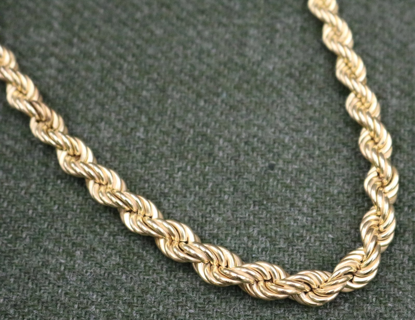 14K YELLOW GOLD GRADUATED FLEXIBLE ROPE CHAIN NECKLACE - L: 22". W: 5/16", at widest point. Wt: 14: 14K YELLOW GOLD GRADUATED FLEXIBLE ROPE CHAIN NECKLACE L: 22". W: 5/16", at widest point. Wt: 14 dwt.