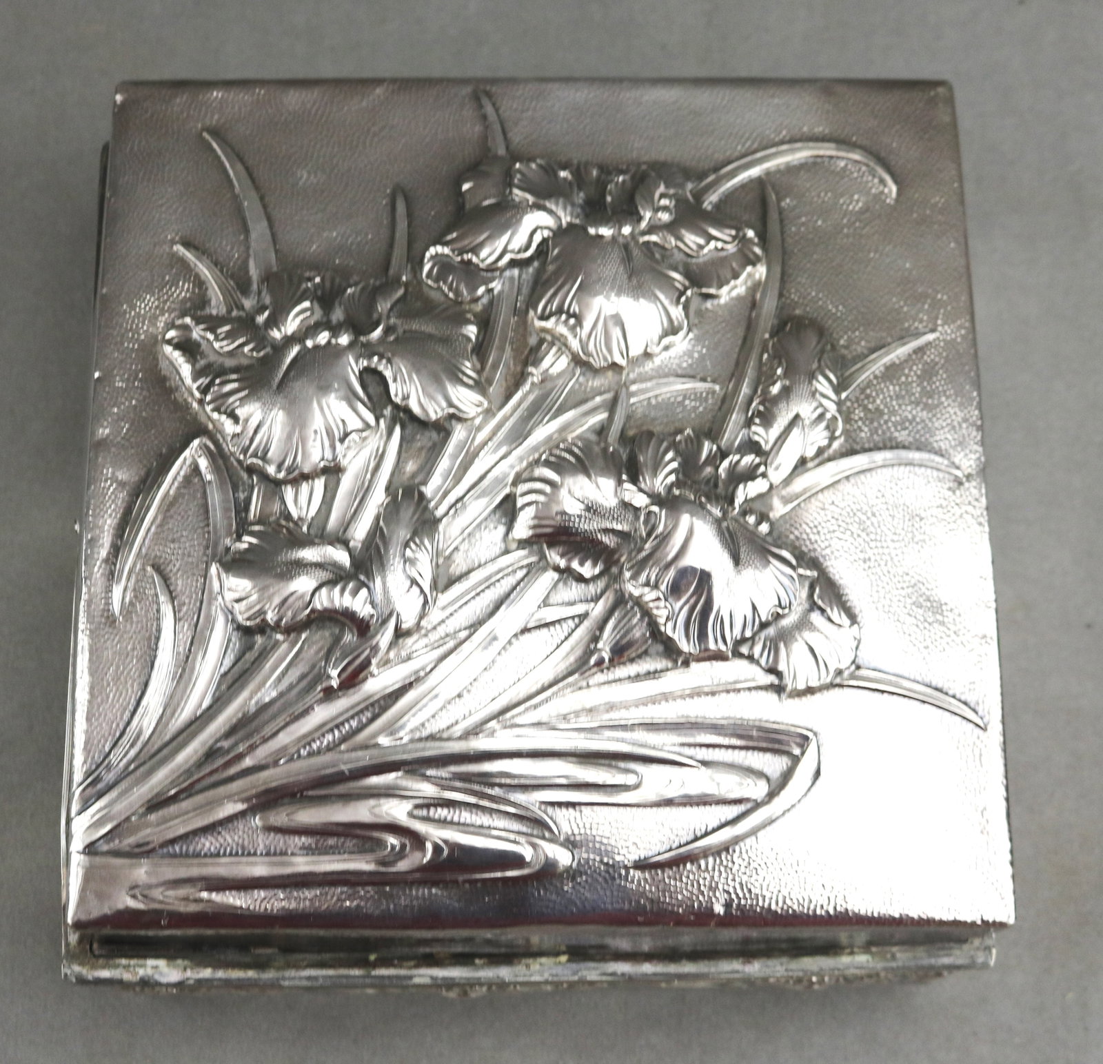 JAPANESE SILVER-MOUNTED SQUARE LIFT-TOP BOX - H: 2 1/2 in. 7 in square. (1 of 7)