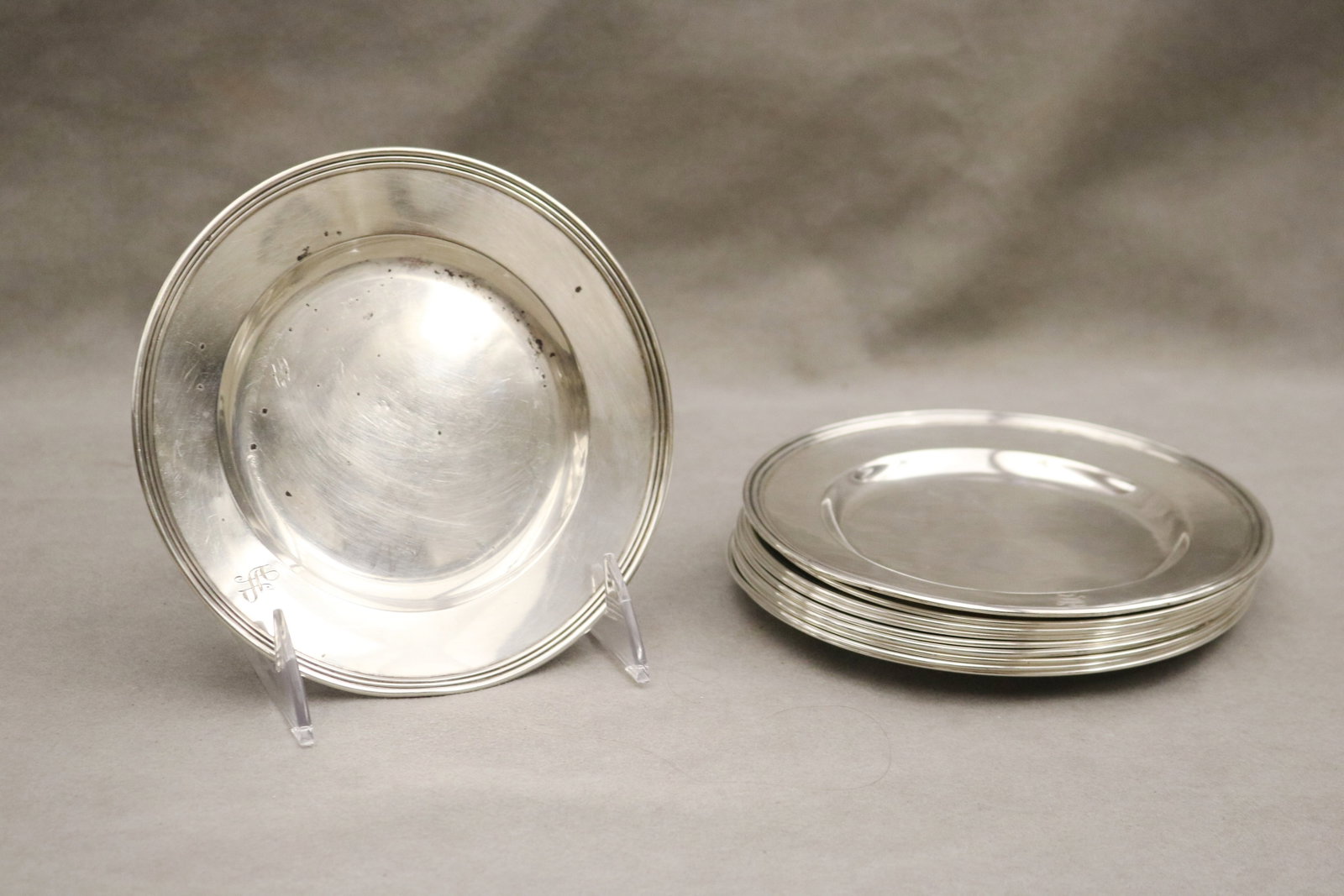 SET TEN INTERNATIONAL CO. STERLING SILVER BREAD AND BUTTER PLATES - D: 6 in. Wt. 26 troy oz..: SET TEN INTERNATIONAL CO. STERLING SILVER BREAD AND BUTTER PLATES Plain with molded edges; monogrammed with initial "S" in Old English script. D: 6 in. Wt. 26 troy oz.