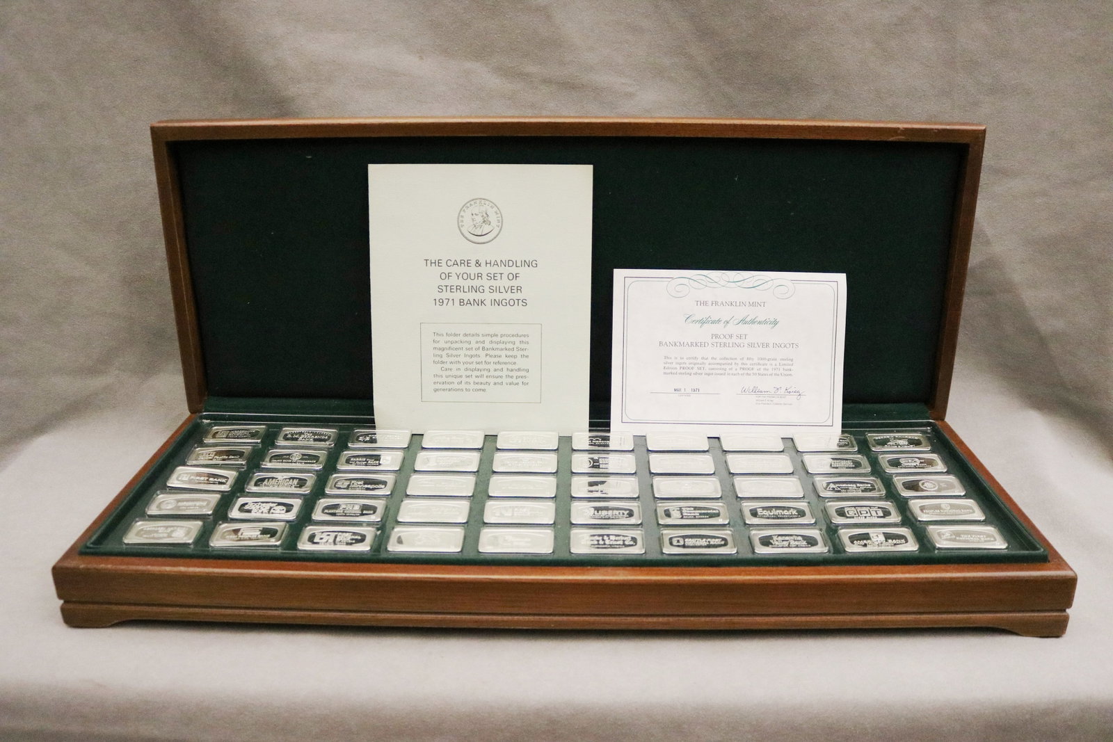 SET FIFTY STERLING SILVER PROOF INGOTS COMMEMORATING THE FIFTY STATES, IN WOODEN DISPLAY BOX - . (1 of 8)