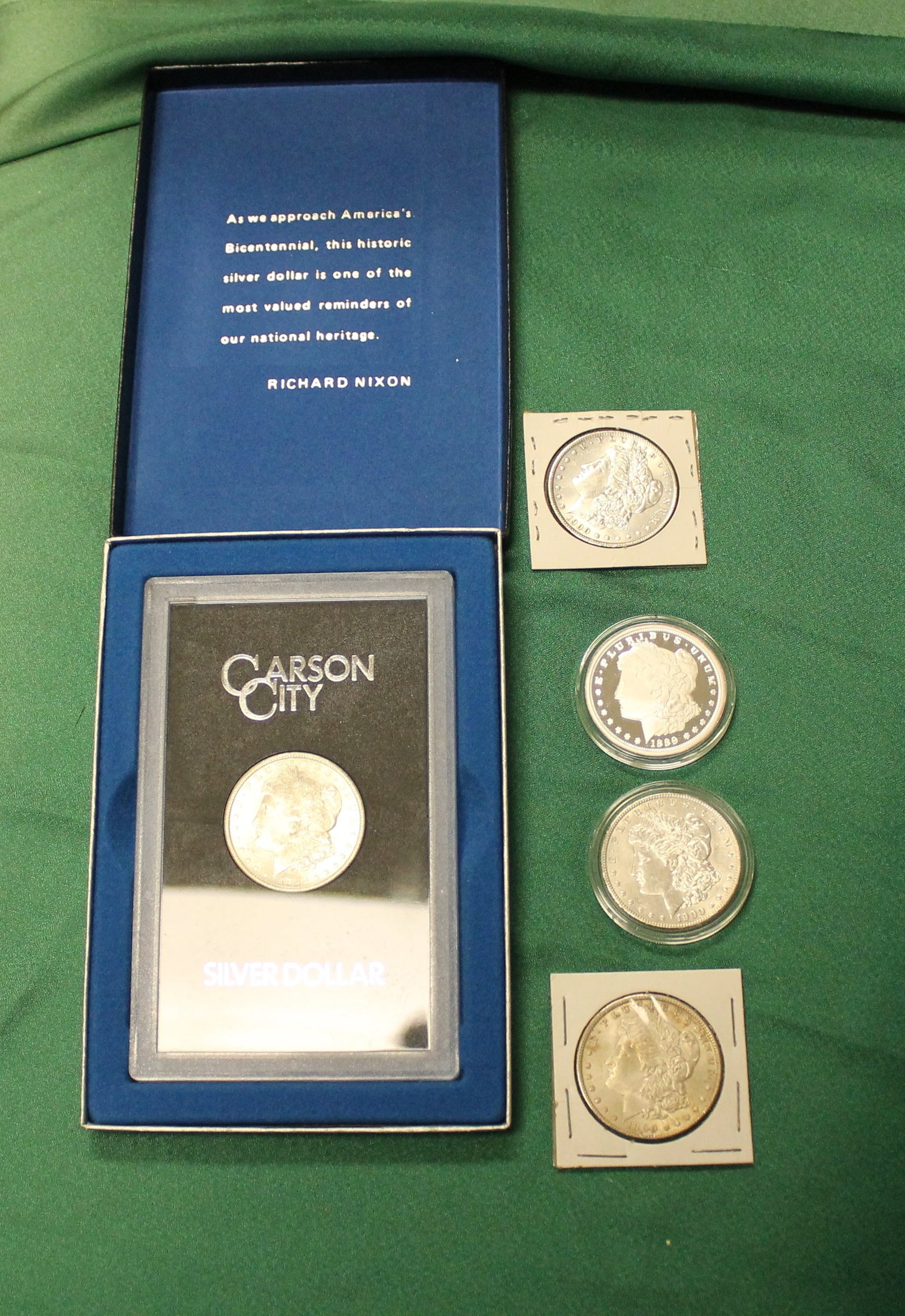 68 U.S MORGAN SILVER DOLLARS - .: 68 U.S MORGAN SILVER DOLLARS Assorted dates and mint marks, most in UNC or other high-grade conditions. Including nine Carson City, UNC, in individual boxes; and five Carson City copies/restrikes