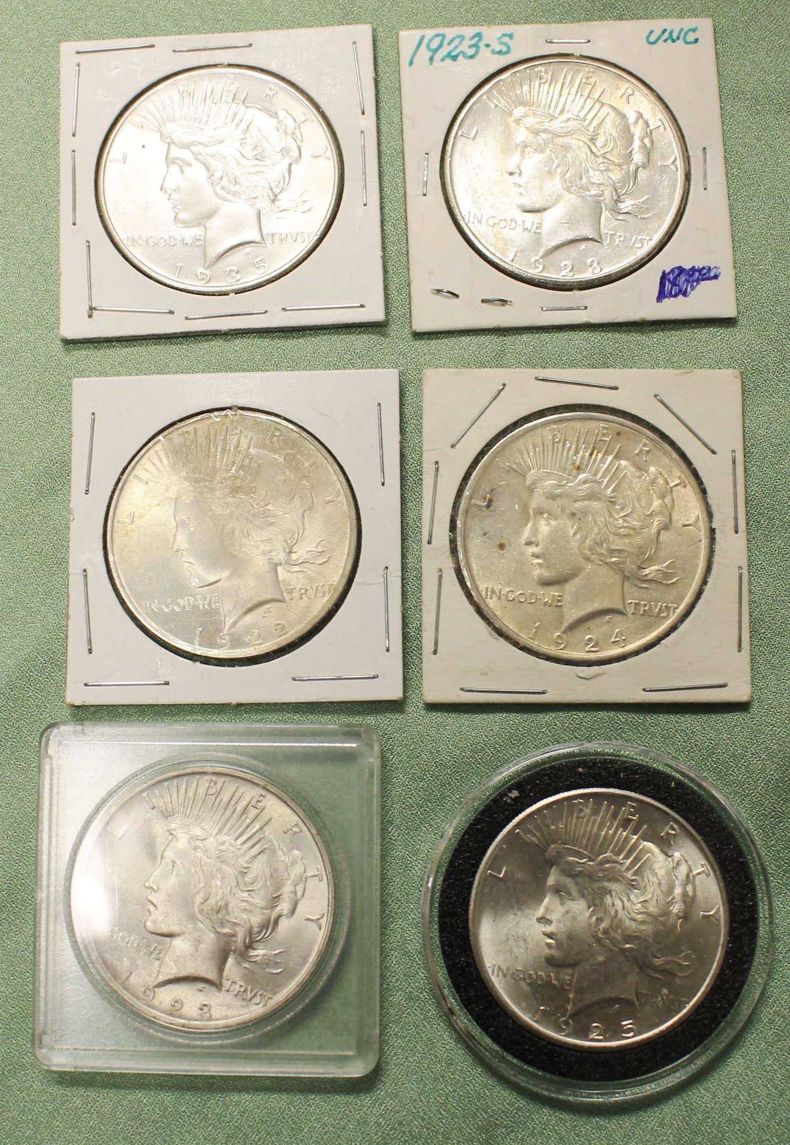 15 U.S. SILVER PEACE DOLLARS - .: 15 U.S. SILVER PEACE DOLLARS Including three 1922, one 1922-D; three 1923, one 1923-S; three 1924, one 1925, one 1926, 1928-S (PCSS graded MS 63), and one 1935