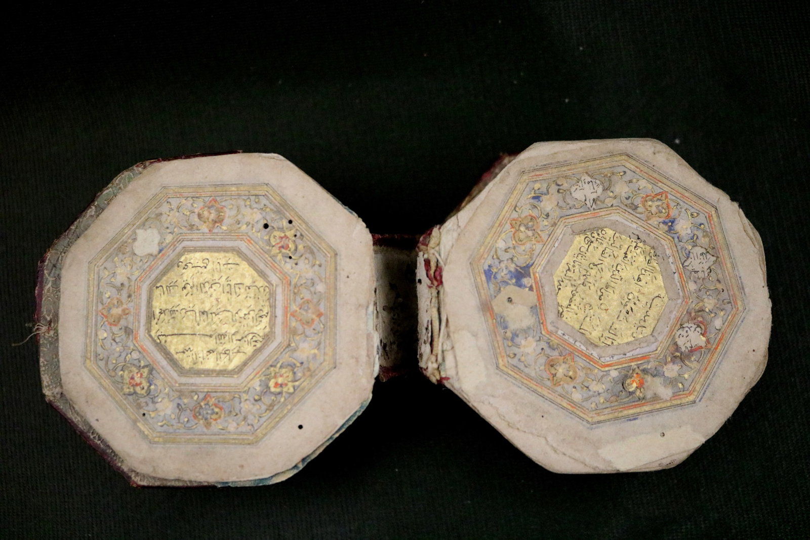 SMALL OCTAGONAL QUR'AN MANUSCRIPT WITH ILLUMINATED OPENING BIFOLIO (1 of 20)