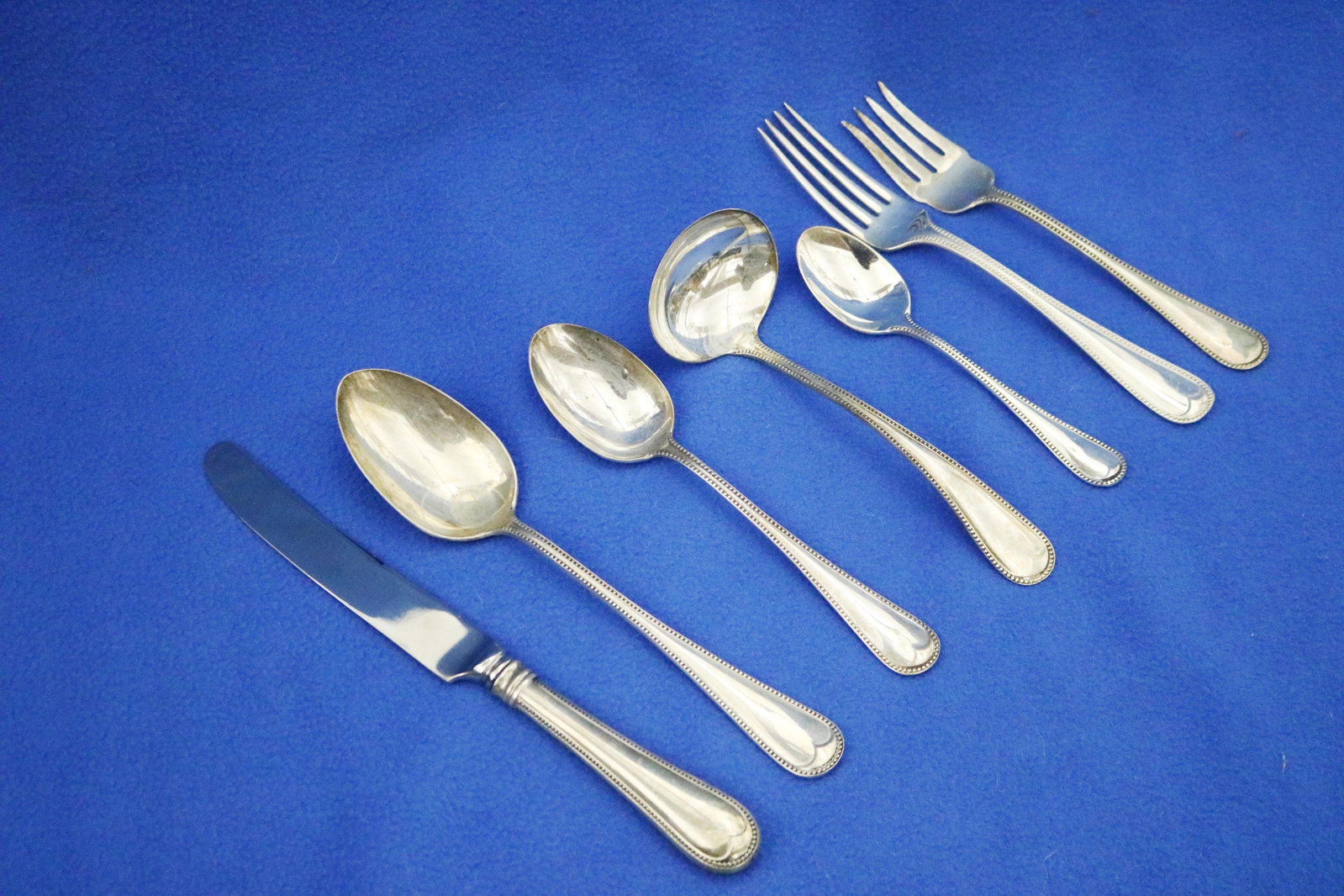 31-PIECE GORHAM CO. "OLD DOMINION" PATTERN STERLING SILVER FLATWARE SERVICE. - Weighable silver: 44 (1 of 5)
