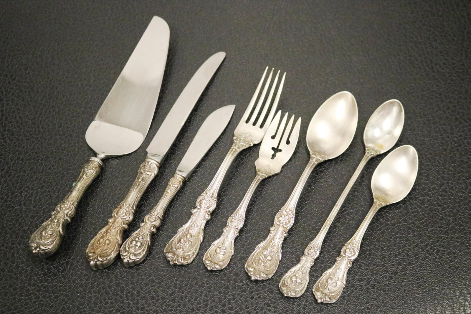 74-PIECE SERVICE REED & BARTON "SIR FRANCIS I" PATTERN STERLING SILVER FLATWARE, - Weighable silver: (1 of 8)