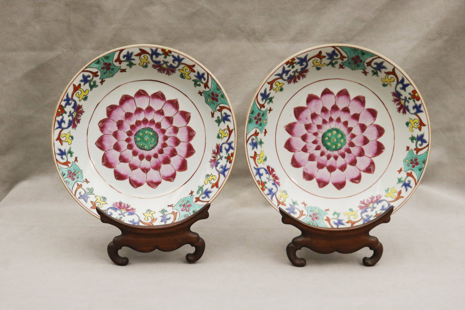 PAIR OF CHINESE EXPORT PORCELAIN LOTUS DISHES 19th century - D: 10 5/8 in.. (1 of 8)
