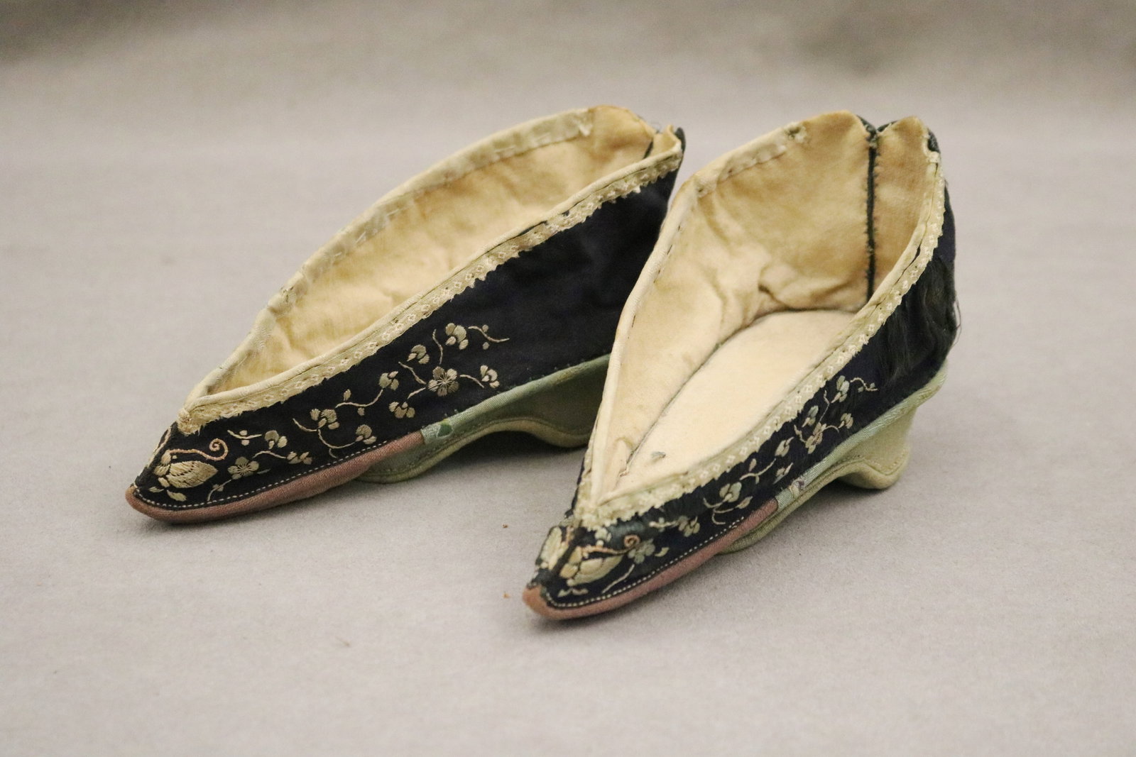 PAIR CHINESE FLORAL EMBROIDERED DARK BLUE/BLACK SLIPPERS circa 1900 - L: 6 1/4 in.. (1 of 4)