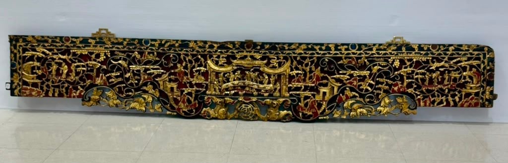 CHINESE CARVED AND GILTWOOD ARCHITECTURAL PANEL - H: 12 1/2 in. L: 76 in.. (1 of 9)