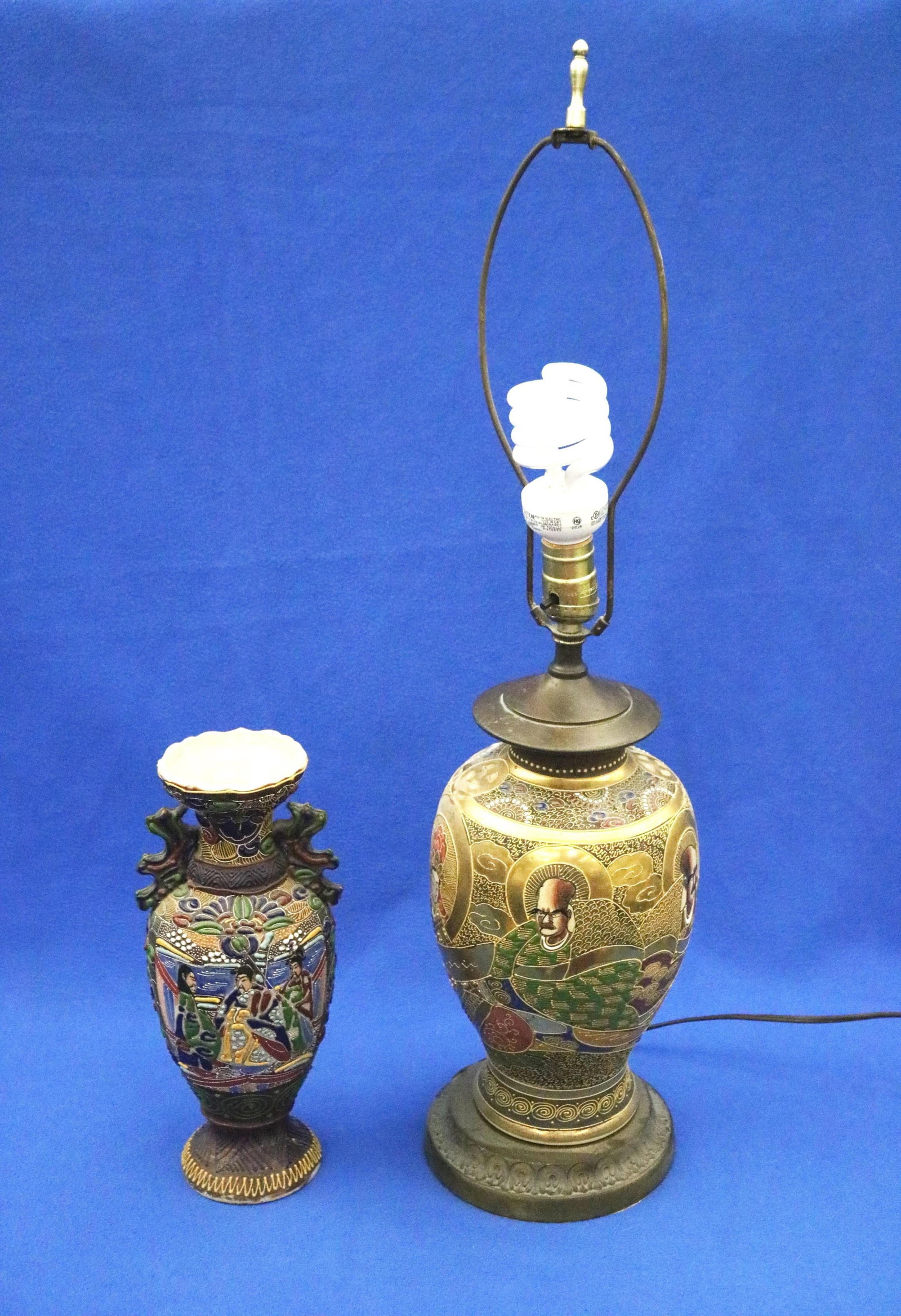 TWO JAPANESE SATSUMA FIGURAL DECORATED PORCELAIN VASES, ONE MOUNTED AS TABLELAMP - .: TWO JAPANESE SATSUMA FIGURAL DECORATED PORCELAIN VASES, ONE MOUNTED AS TABLELAMP Larger with lavish decoration, H: 11 3/4 in. (vase portion)