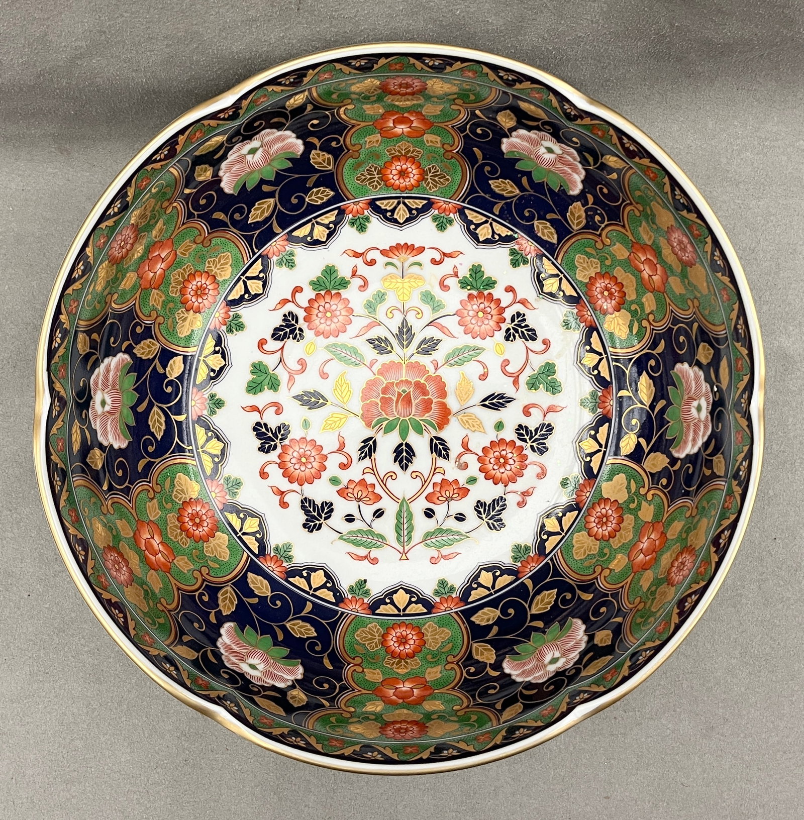 JAPANESE IMARI-STYLE POLYCHROME PORCELAIN SERVING BOWL - D: 9 1/2 in.. (1 of 5)