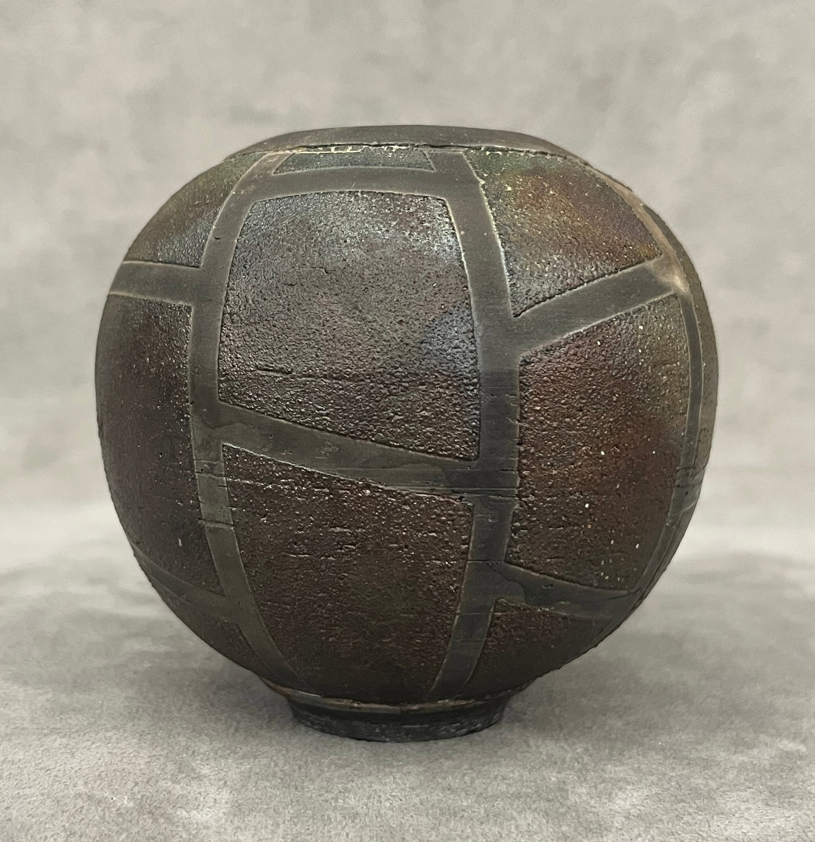 LOGO-SIGNED STUDIO POTTERY SMALL GLOBULAR BOWL - H: 3 5/8 in.. (1 of 6)