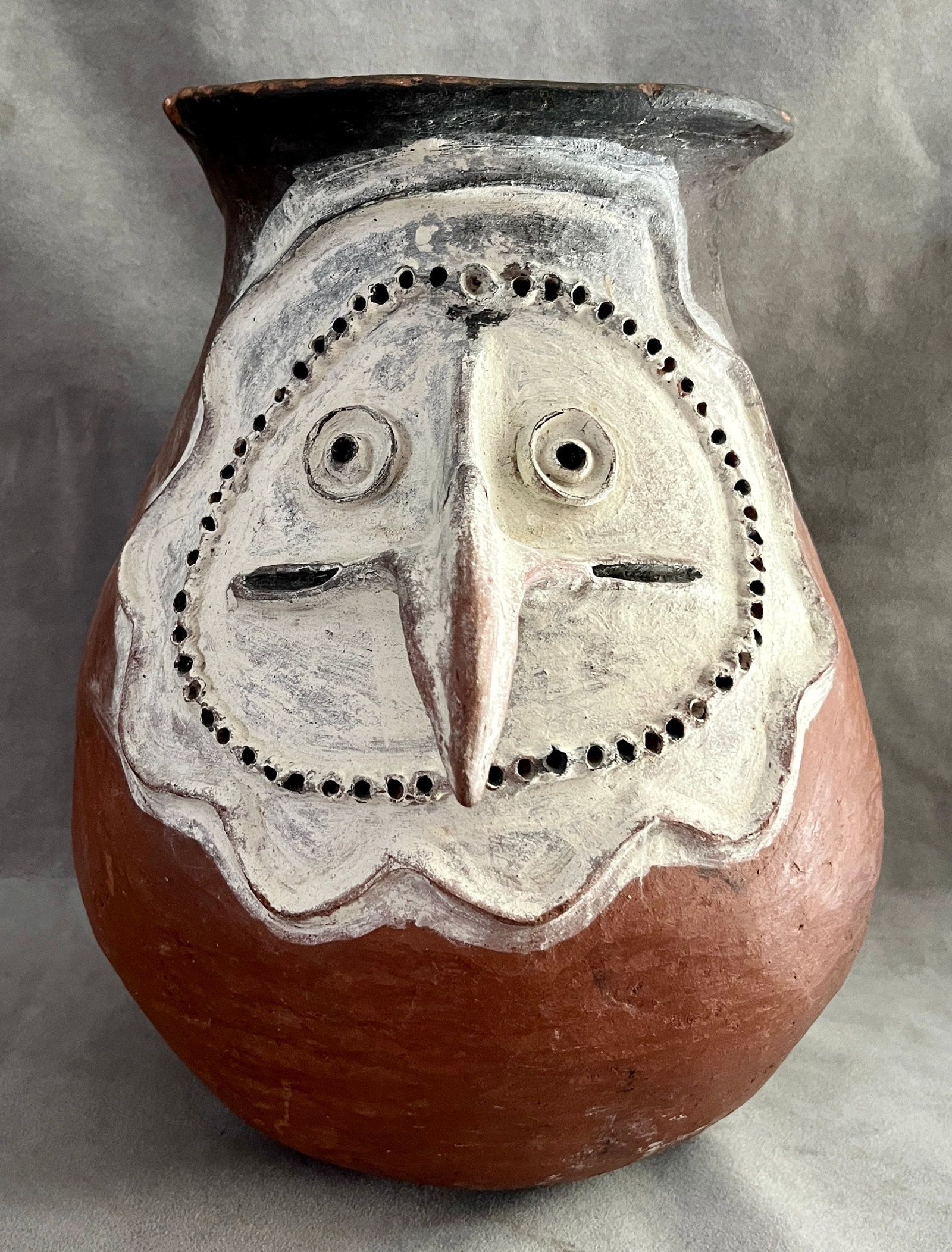 LARGE STUDIO POTTERY VESSEL WITH APPLIED OWL-MASK RELIEF - H: 12 3/4 in.. (1 of 9)