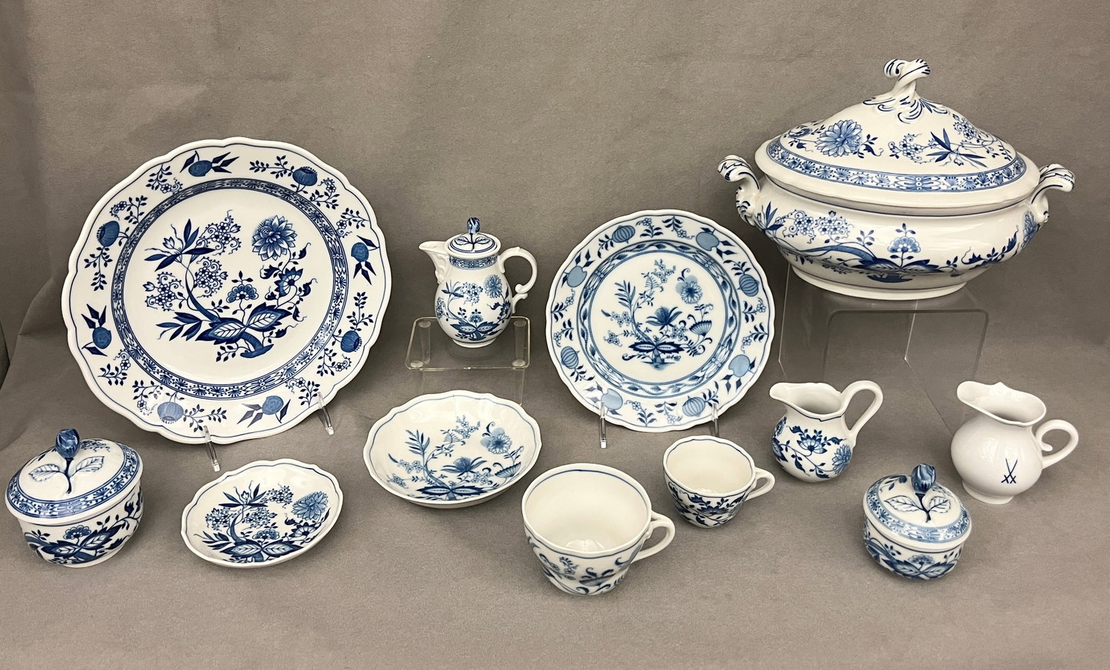 118 PIECES "BLUE ONION" PATTERN PORCELAIN TABLEWARE - . (1 of 20)