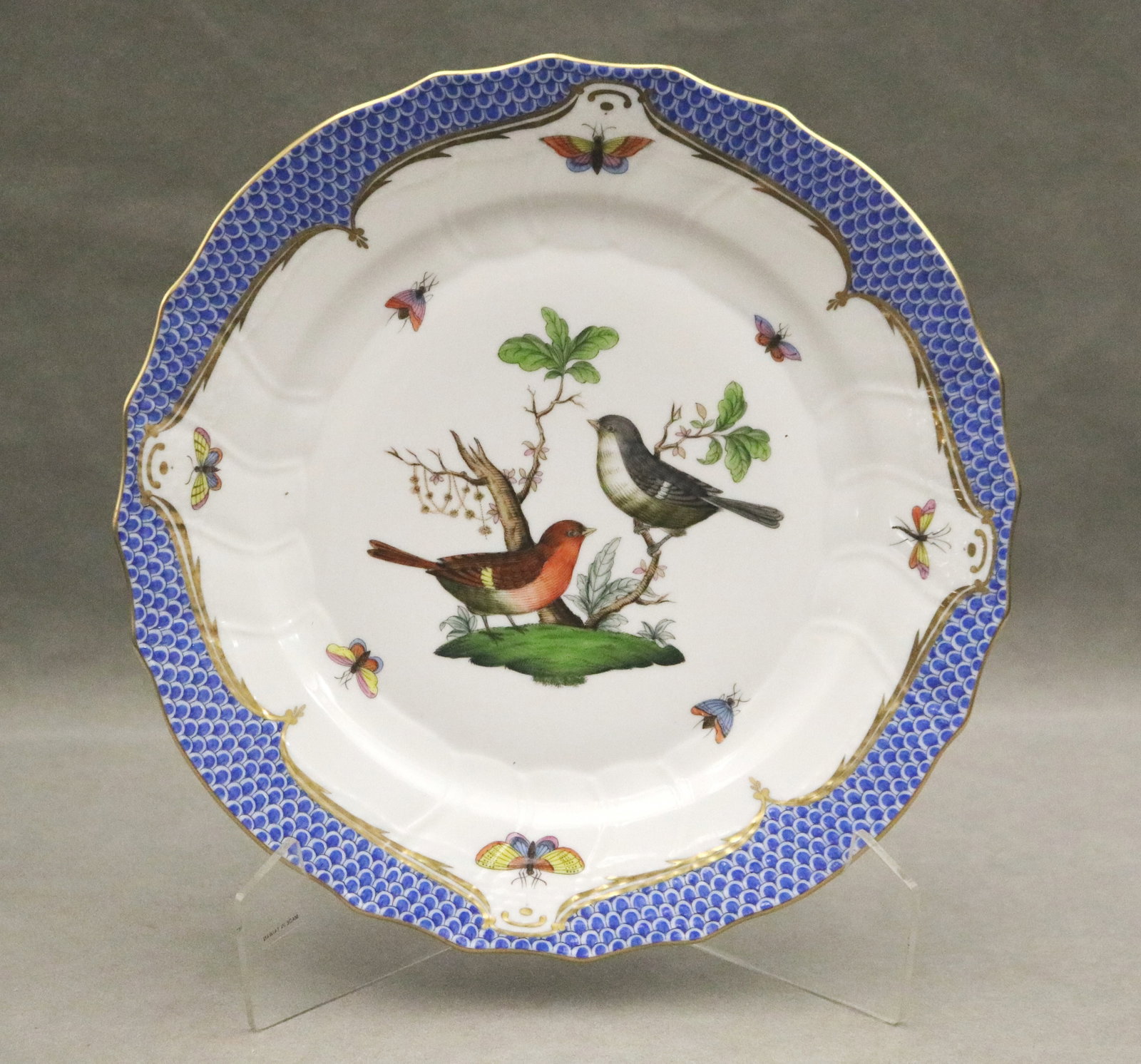 HEREND "ROTHSCHILD BIRD" PATTERN PORCELAIN PLATE WITH BLUE FISH SCALE BORDER - . (1 of 5)