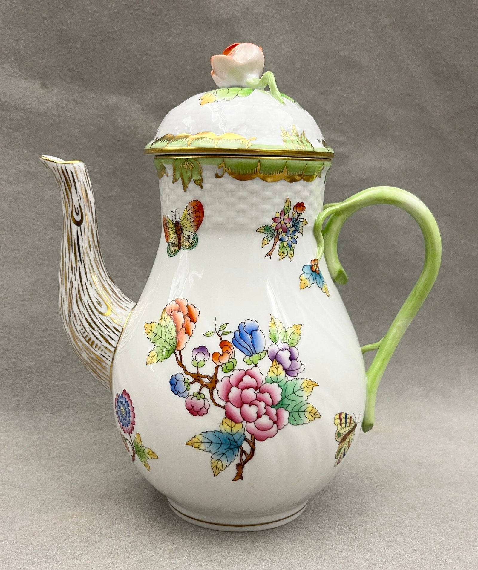 HEREND "QUEEN VICTORIA PATTERN PORCELAIN BALUSTER FORM COFFEE POT - Height: 7 3/4".. (1 of 8)