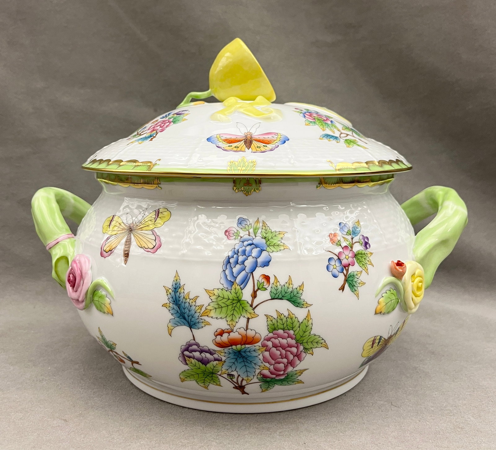 HEREND "QUEEN VICTORIA" PORCELAIN CIRCULAR CASSEROLE DISH WITH LIFT COVER HAVING SPLIT LEMON FINIAL: HEREND "QUEEN VICTORIA" PORCELAIN CIRCULAR CASSEROLE DISH WITH LIFT COVER HAVING SPLIT LEMON FINIAL D: 9 1/2 in., between handles.