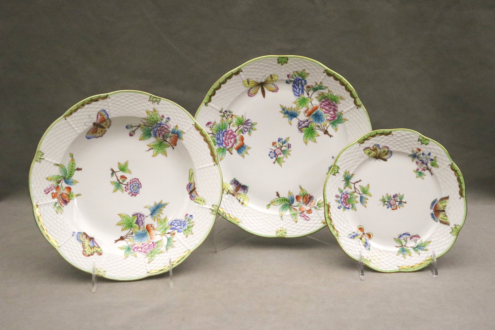 SET OF 12 HEREND "QUEEN VICTORIA" PATTERN PORCELAIN DINNER PLATES - D: 10 1/8".. (1 of 4)