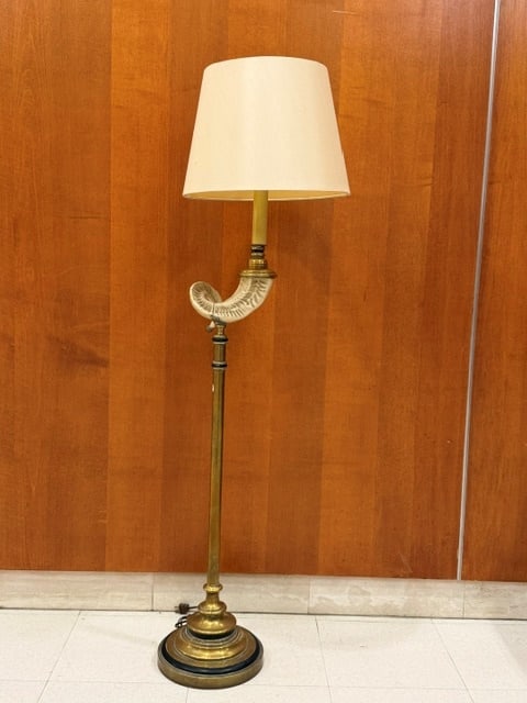 BRASS POLE FLOOR LAMP WITH MOUNTED ANIMAL HORN - H: 52 in., overall with shade. (1 of 5)