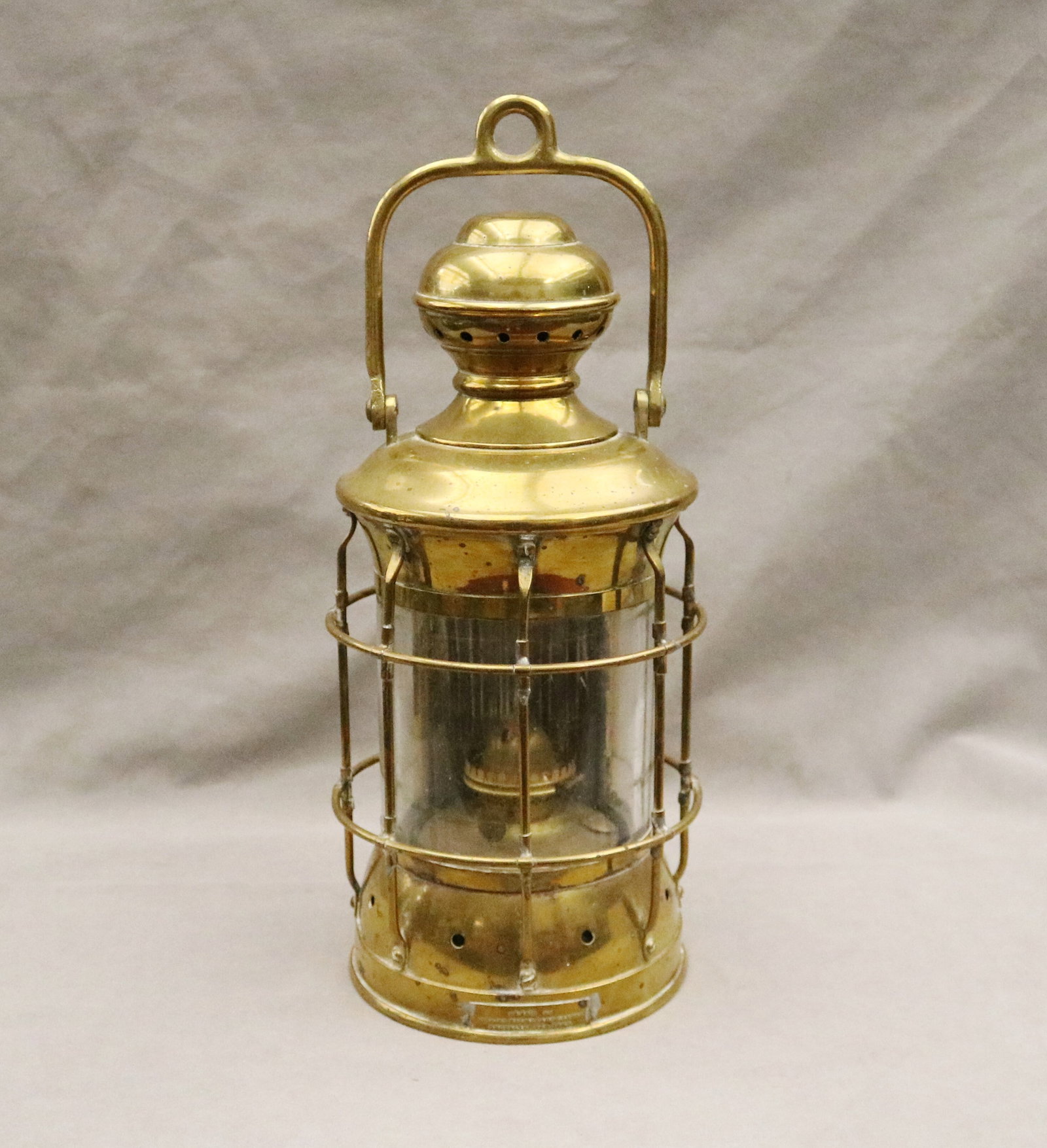 HEAVY BRASS NAUTICAL FLUID LANTERN - H: 16 in.. (1 of 7)