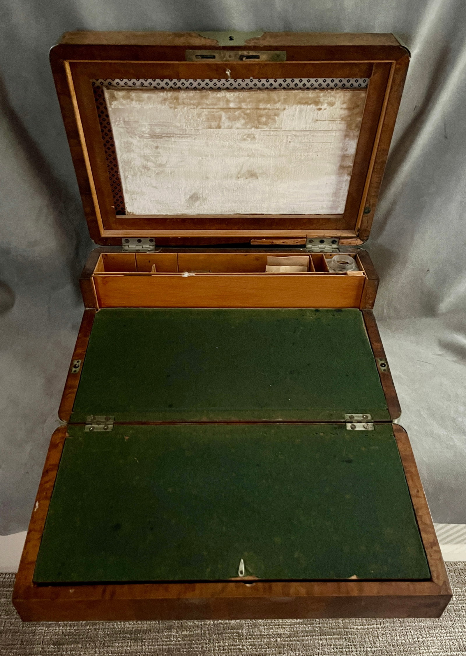 BRASS-BOUND BIRD'S EYE MAPLE TRAVELING DESK 19th century - H: 8 1/2 in. Top, 17 in. x 11 1/2 in.. (1 of 12)