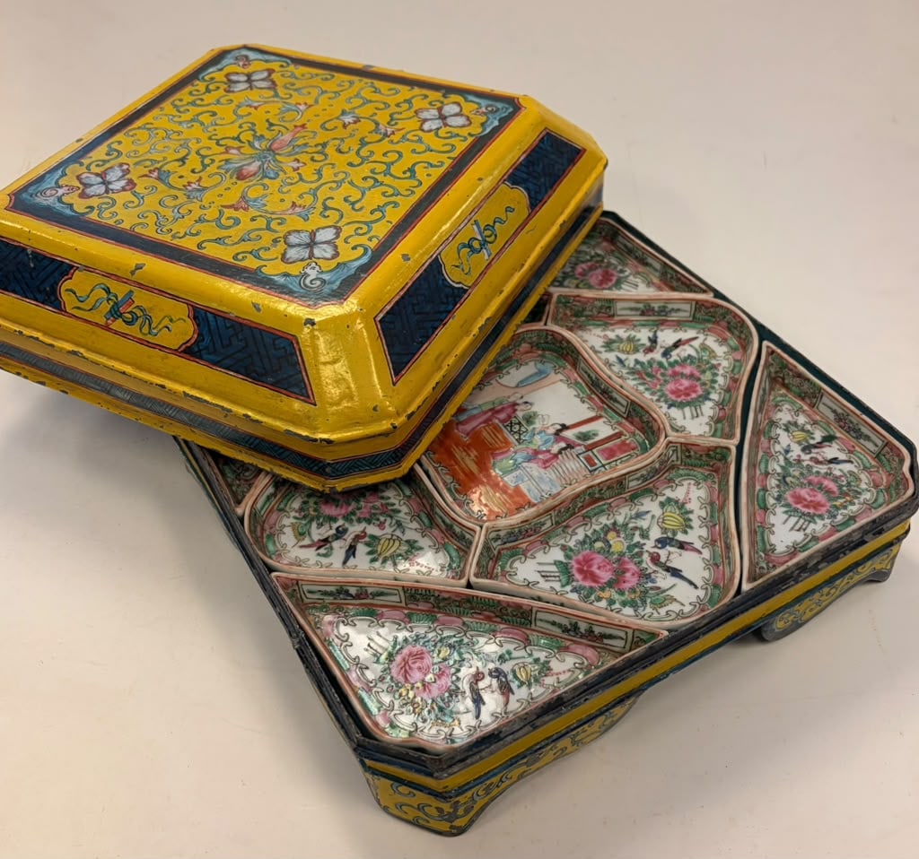 CHINESE ROSE MEDALLION PORCELAIN NINE-PIECE FITTED SQUARE SWEETMEAT SERVER 19th century - .: CHINESE ROSE MEDALLION PORCELAIN NINE-PIECE FITTED SQUARE SWEETMEAT SERVER 19th century Shaped square dish centered by eight shaped triangular dishes, 10 1/2 in square. In fitted, painted metal storag