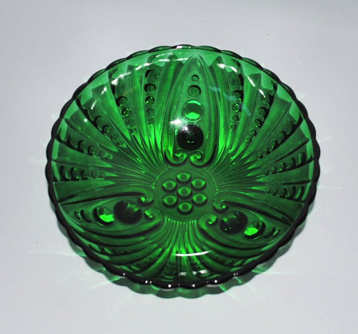 Vintage Emerald Green Glass Bowl: Vintage depression glass in emerald green with swirled effect and bubble shell.
