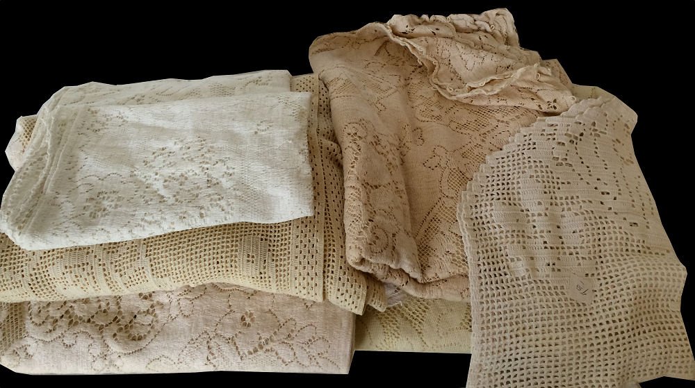 Lot of Vintage Linens: Lot of vintage lace & crocheted tablecloths