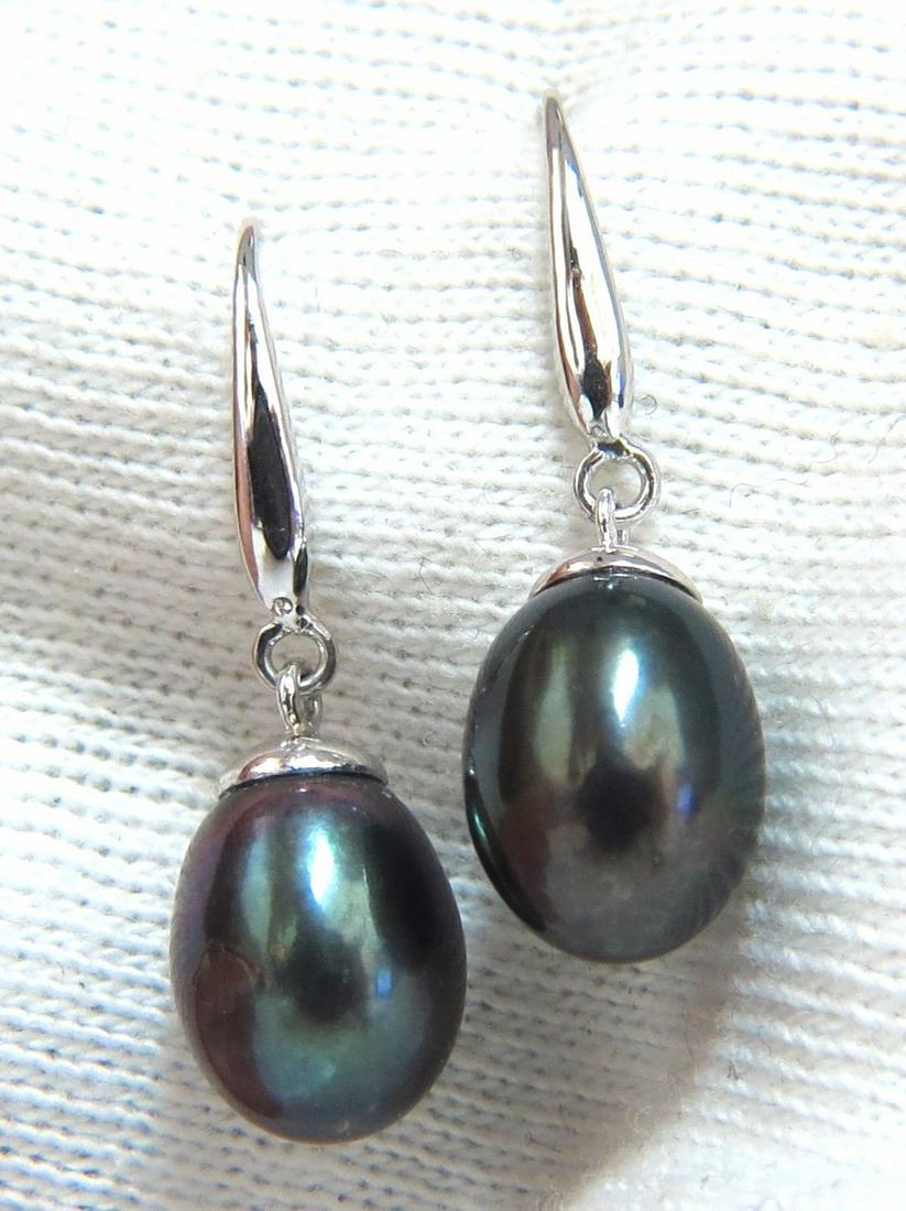 11x8 Black Freshwater Pearl Dangle earrings 14kt: Black / Fresh water high luster pearl earrings.11 x 8mm Wire Dangle14kt. white gold3 grams.Total: 1 Inch Long