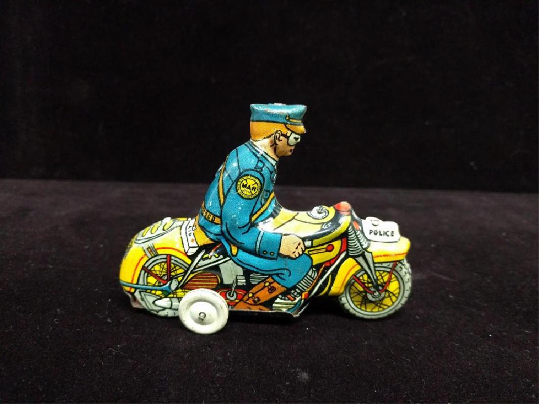 Marx KeyWind Policeman on motorcycle toy (1 of 5)