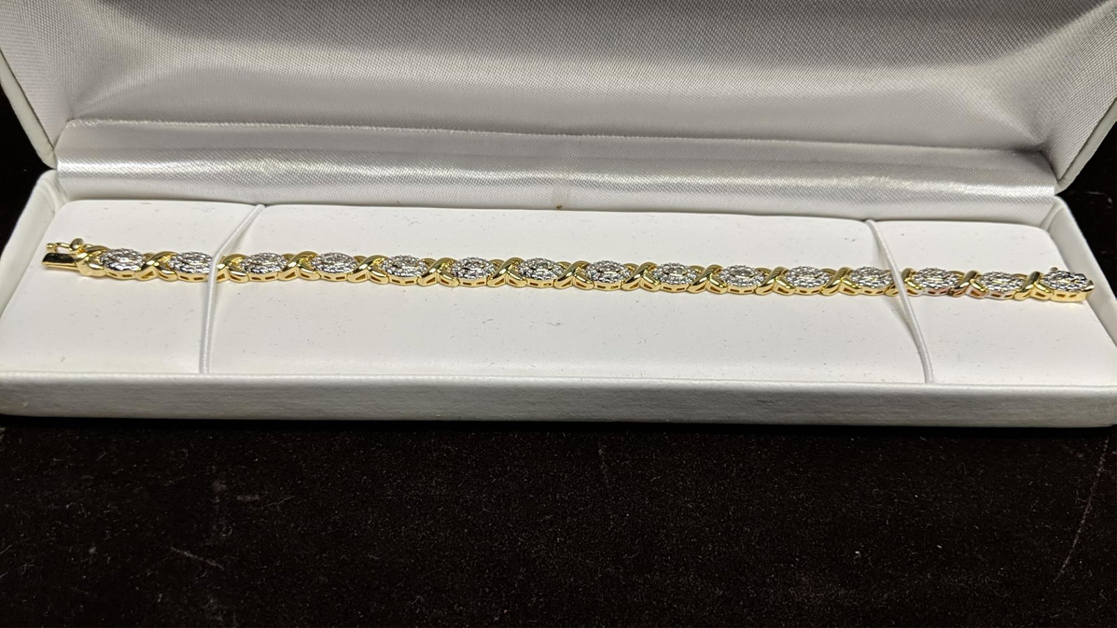 Diamond Tennis Bracelet: 7 1/2" L