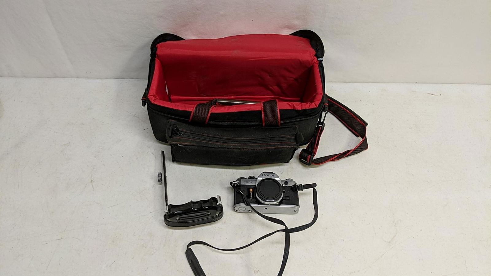 Cannon 35 mm AE1 Camera with carrying case (1 of 3)