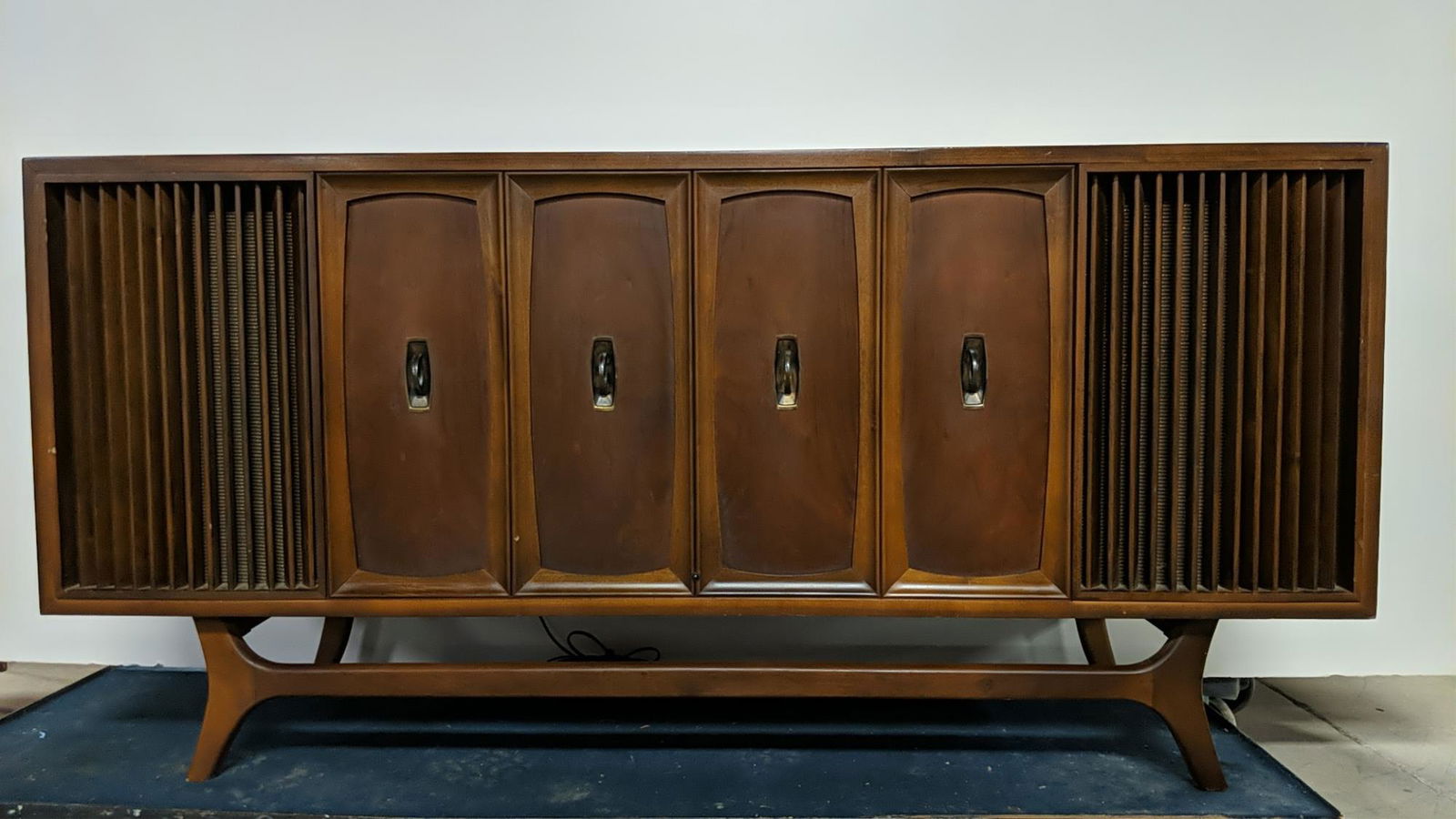 mid century modern Zenith Stereo: The radio plays good but record player does not functiion properly. Sounds good 58" L x 16 1/2" D x 28" T